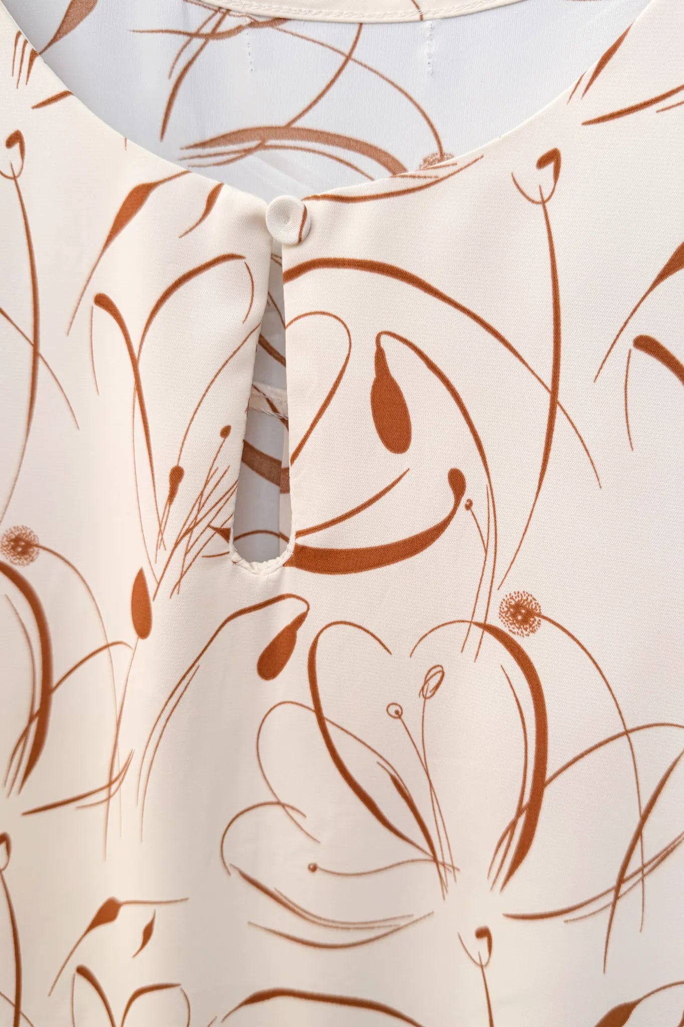 Blusa Manga Curta Transpassada Celina Estampada Marrom