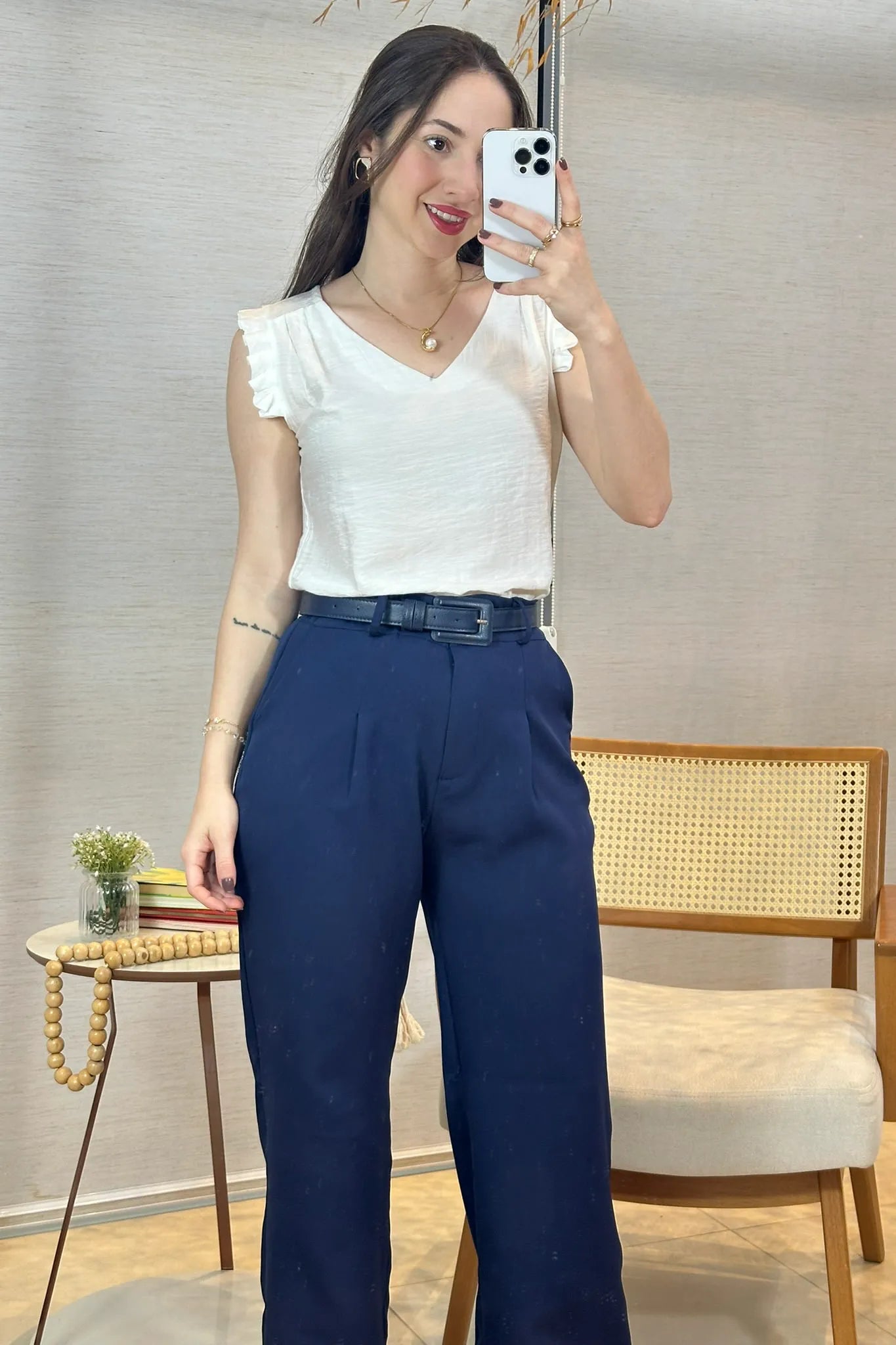 Conjunto: Blusa Regata Babados Decote "V" Em Viscolisse Joice Branca + Calça Corte Reto Detalhe Cinto Priscila Azul Marinho