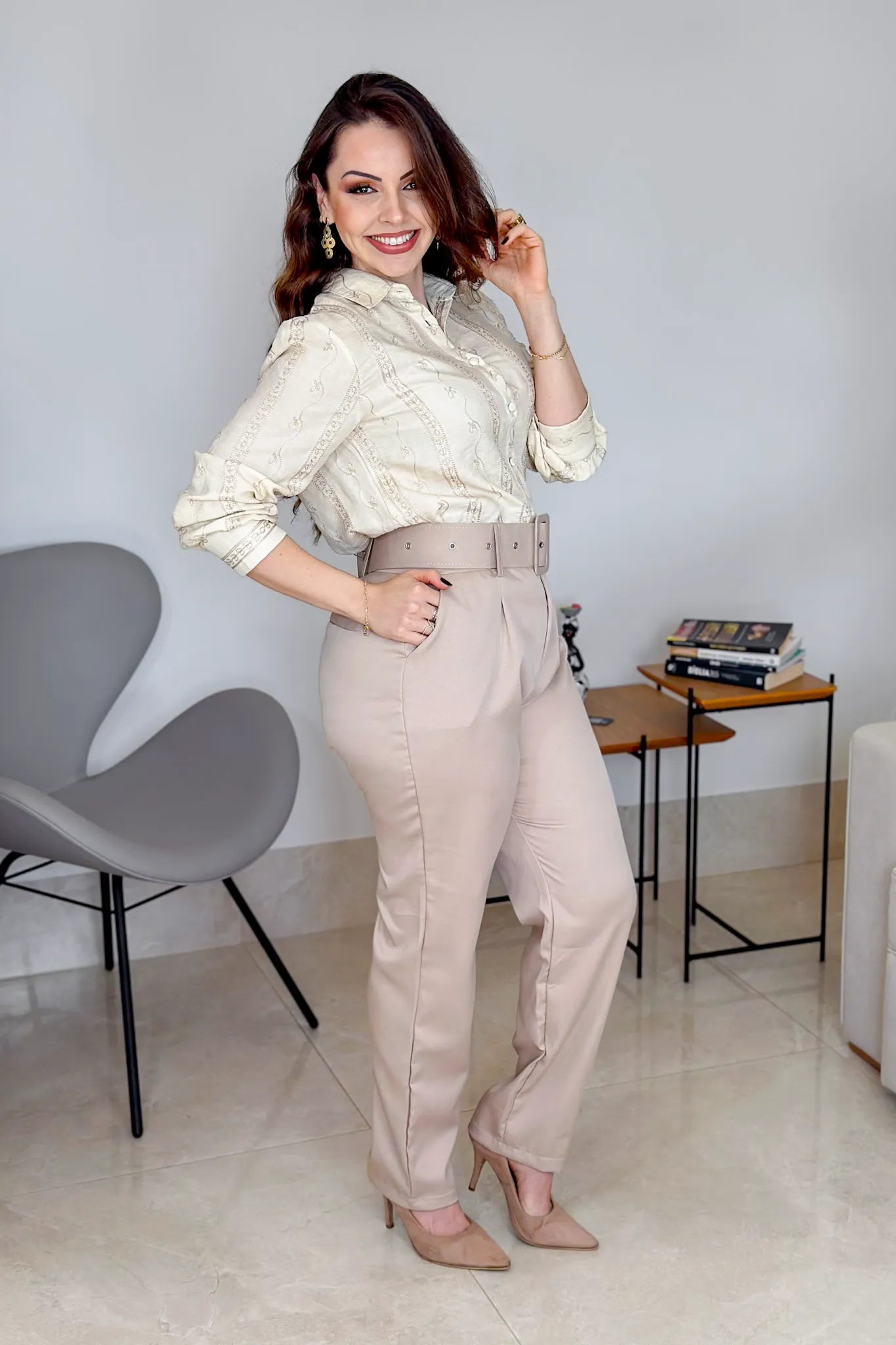 Conjunto: Blusa Manga Longa Pure Cotton Detalhe Bordado Elza Creme + Calça Cenoura Cinto Encapado Bege
