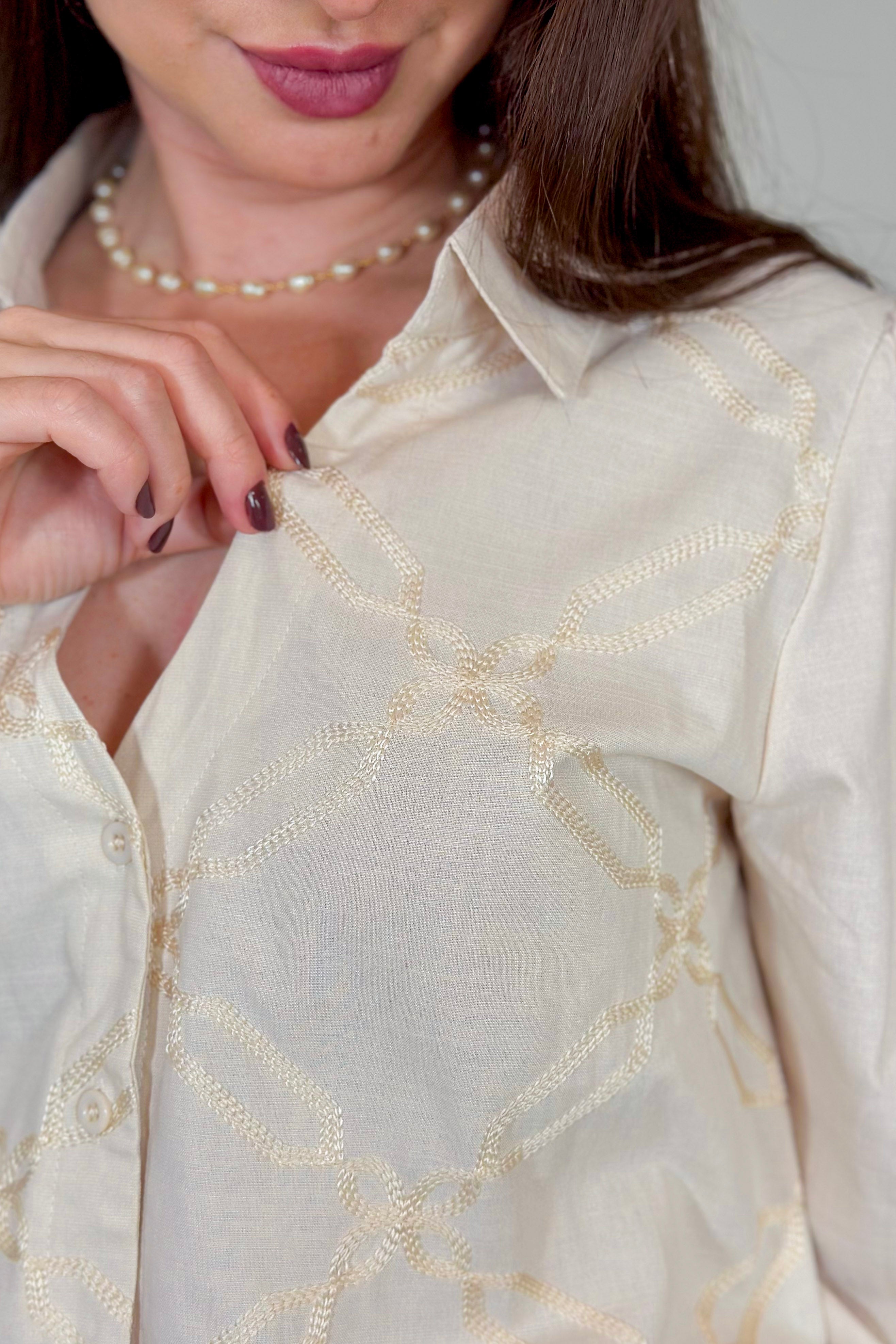 Camisa Manga Longa em Tricoline Bordada Decote "V" Detalhe Bordado Amélia Creme