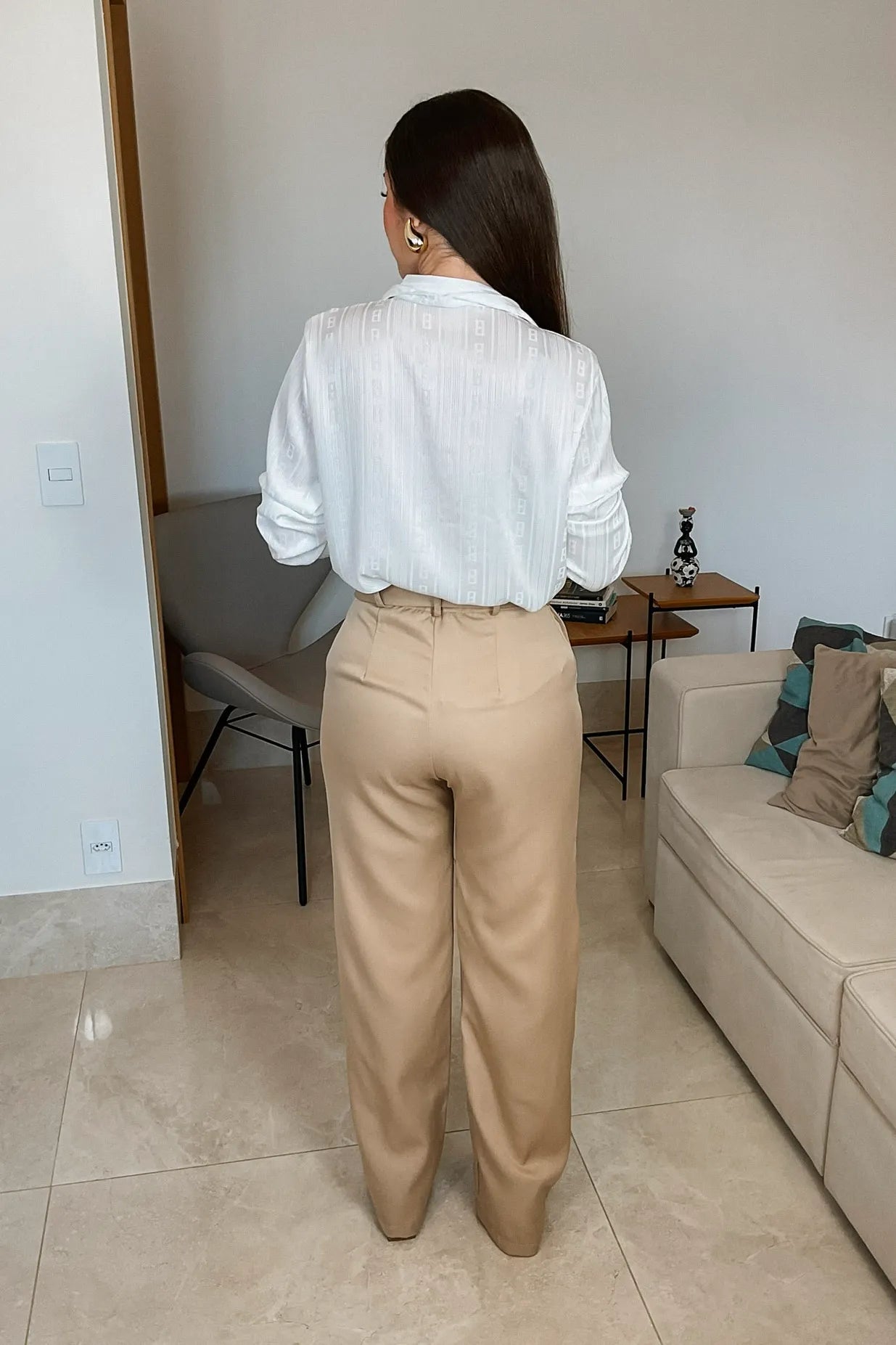 Conjunto: Camisa Manga Longa Em Textura Alexandra Branca + Calça Corte Reto Detalhe Cinto Priscila Bege