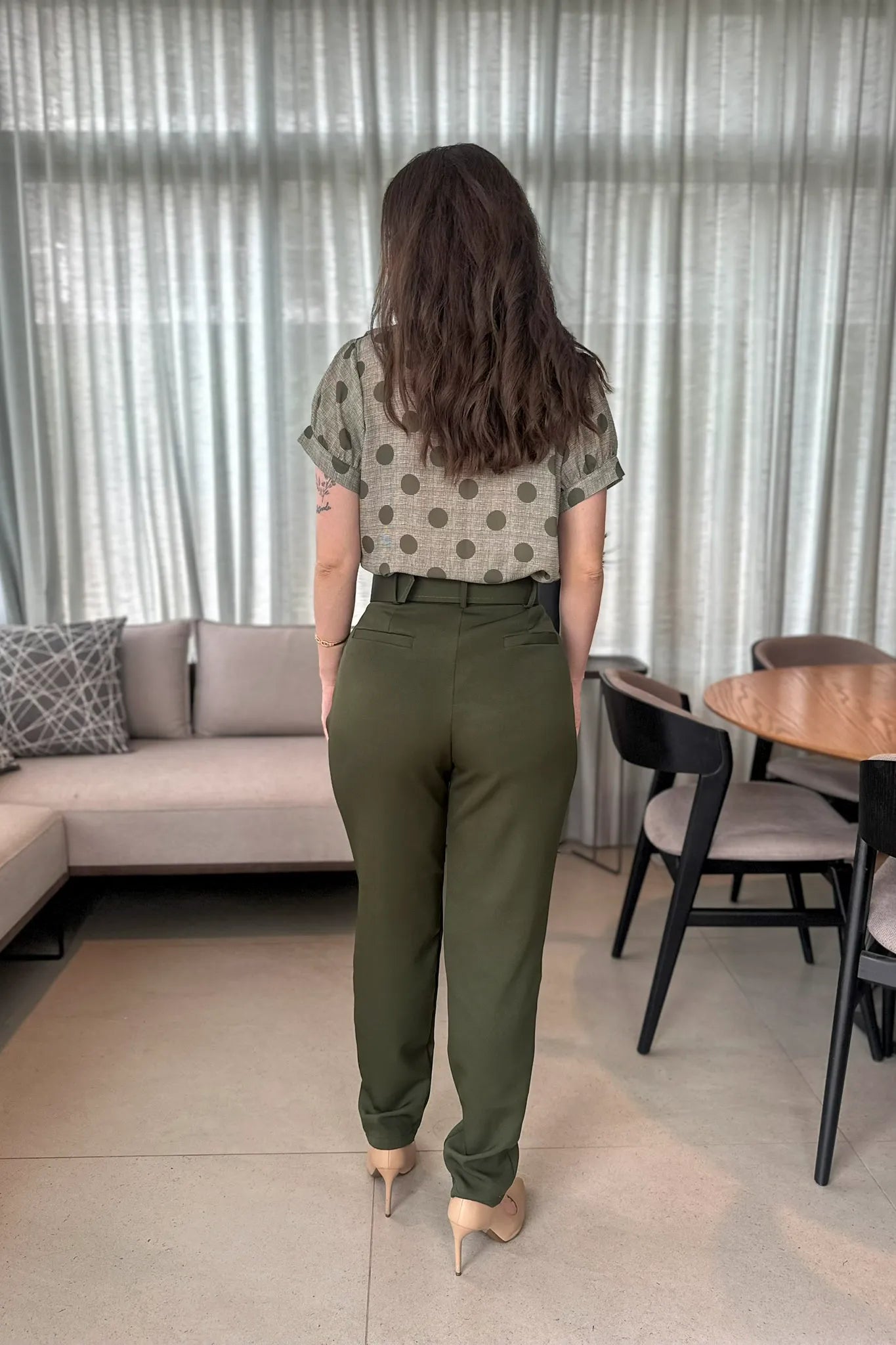 Conjunto: Blusa Decote "V" Paula Estampada Poá Verde + Calça Cinto Encapado Cenoura Verde