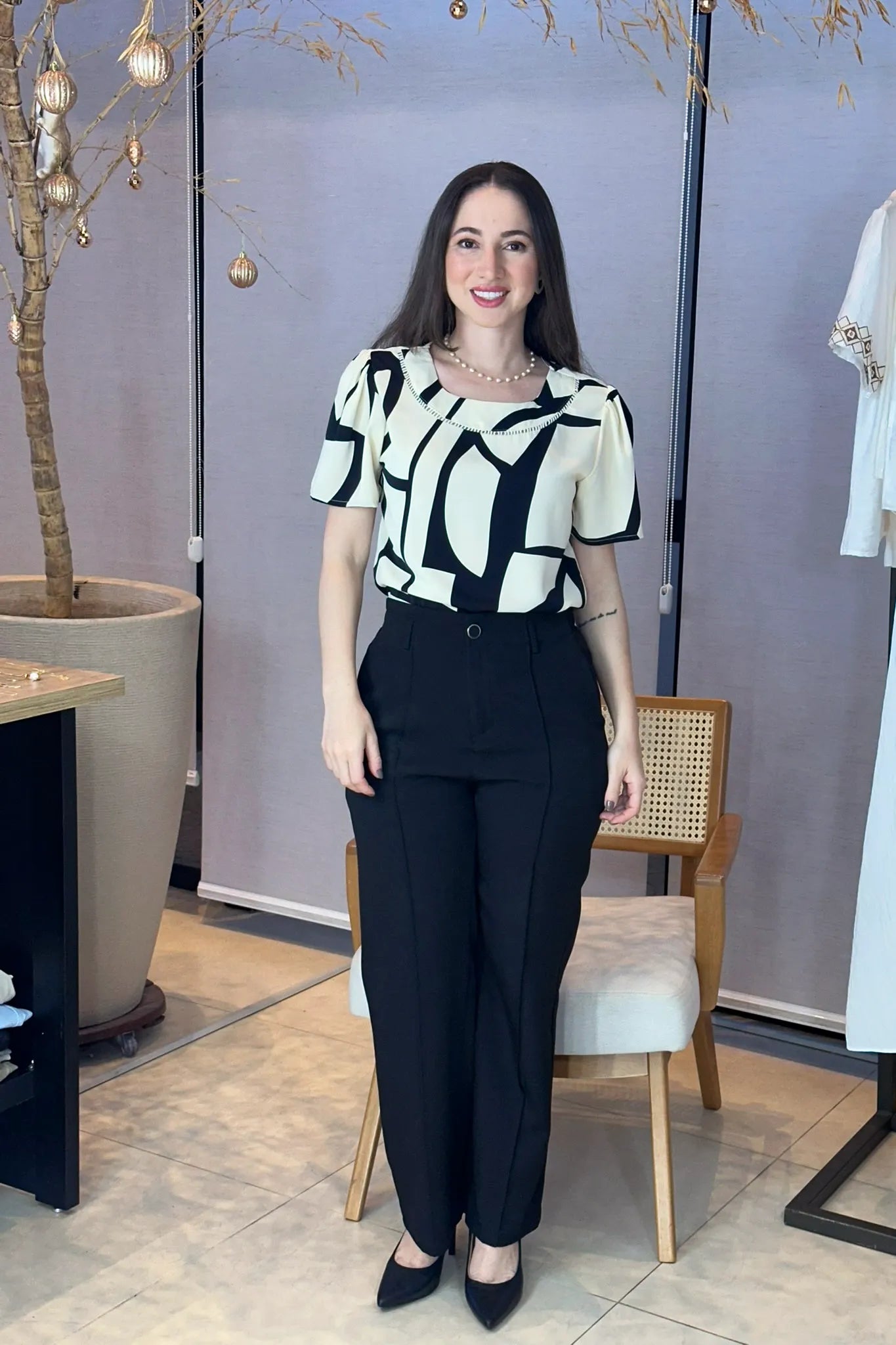 Conjunto: Blusa Manga Curta Estampa Geométrica Crepe Classic Rosana Preta + Calça Pantalona Alfaiataria Botão Encapado Margareth Preta