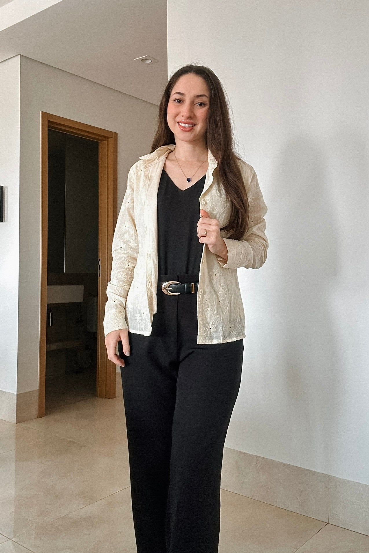 Conjunto: Blusa Regata Lisa Decote "V" Sabrina Preta + Calça Corte Reto Detalhe Cinto Priscila Preta + Camisa Em Laise Manga Longa Júlia Creme