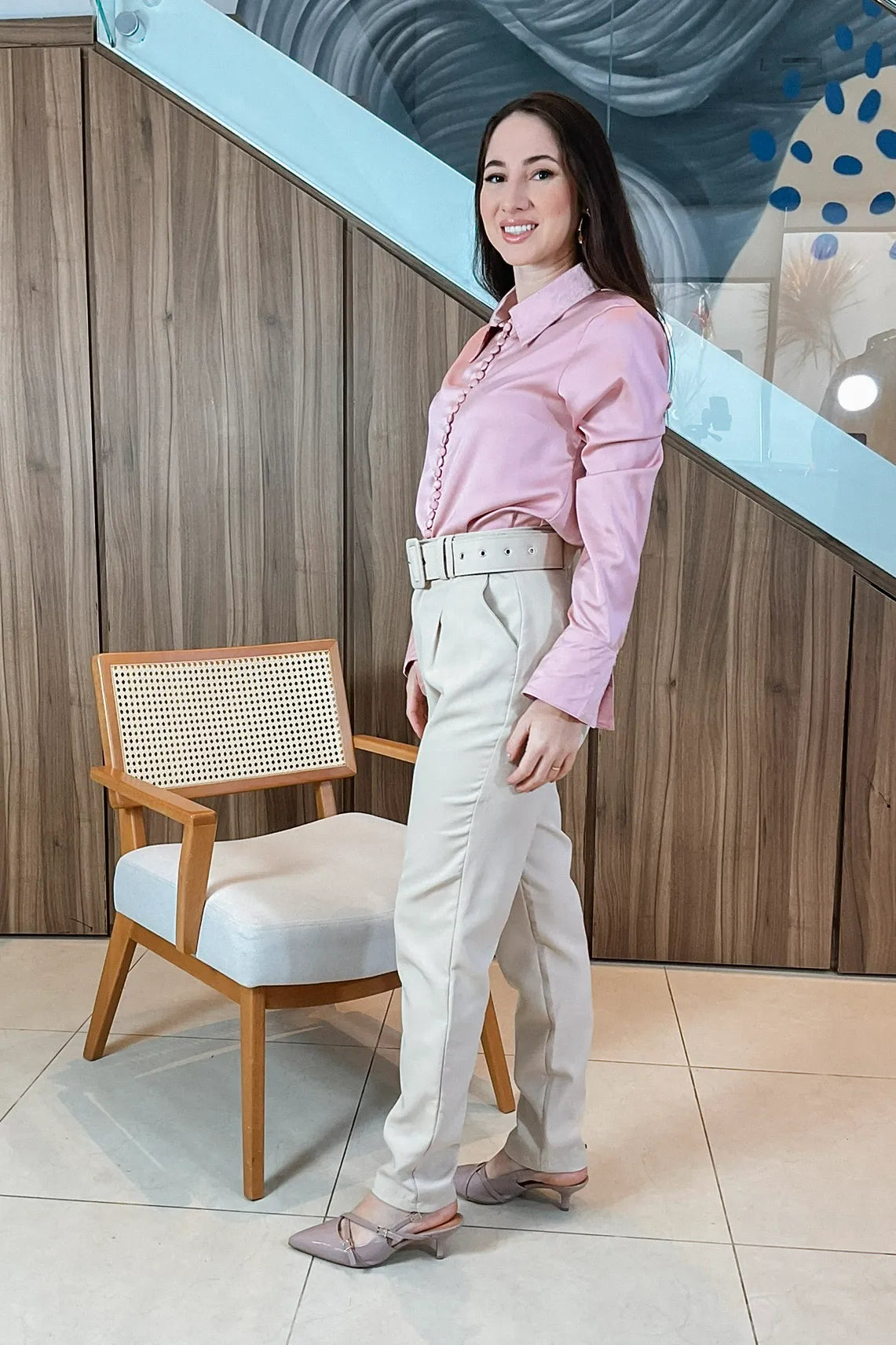 Conjunto: Camisa Manga Longa Classic Acetidado Detalhe Botões Silmara Rosa + Calça Cenoura Cinto Encapado Bege