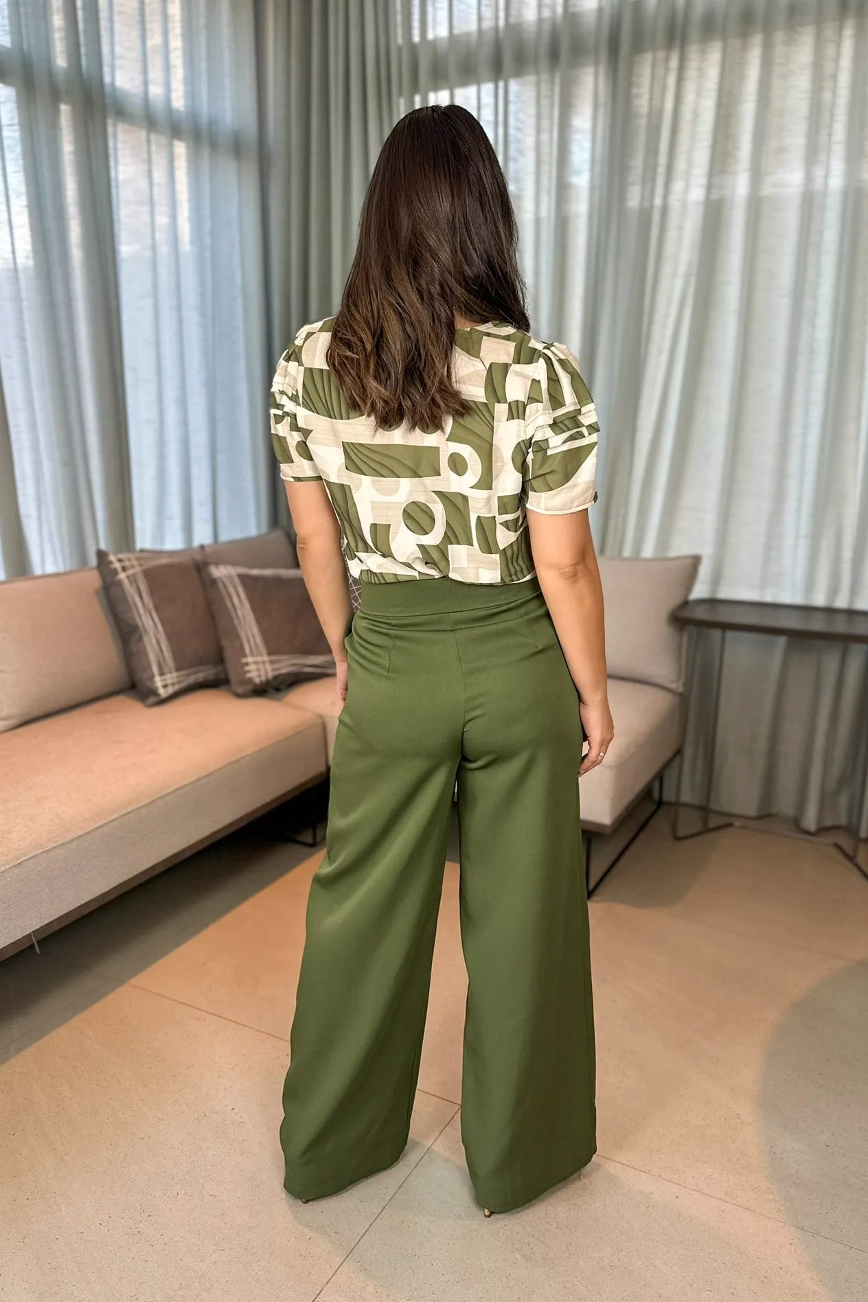 Conjunto: Blusa Manga Curta Babados Geométrica Dalila Verde + Calça Pantalona Alfaiataria Mariane Verde Militar