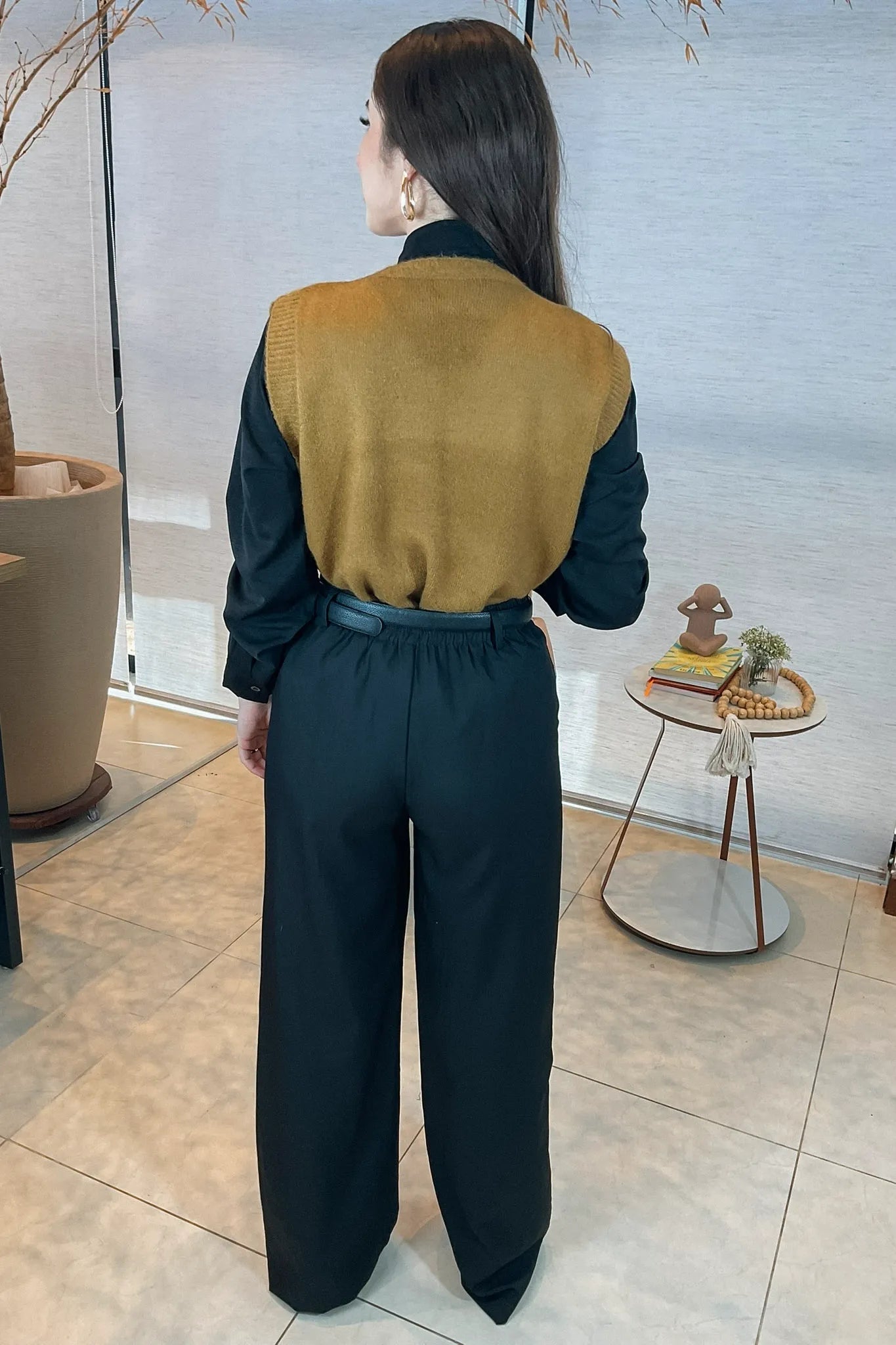 Conjunto: Camisa Manga Longa Detalhe Bordado Gola Clara Preta + Calça Pantalona Alfaiataria Lisse Luna Preta + Colete Em Tricot Mousse Amelie Mostarda