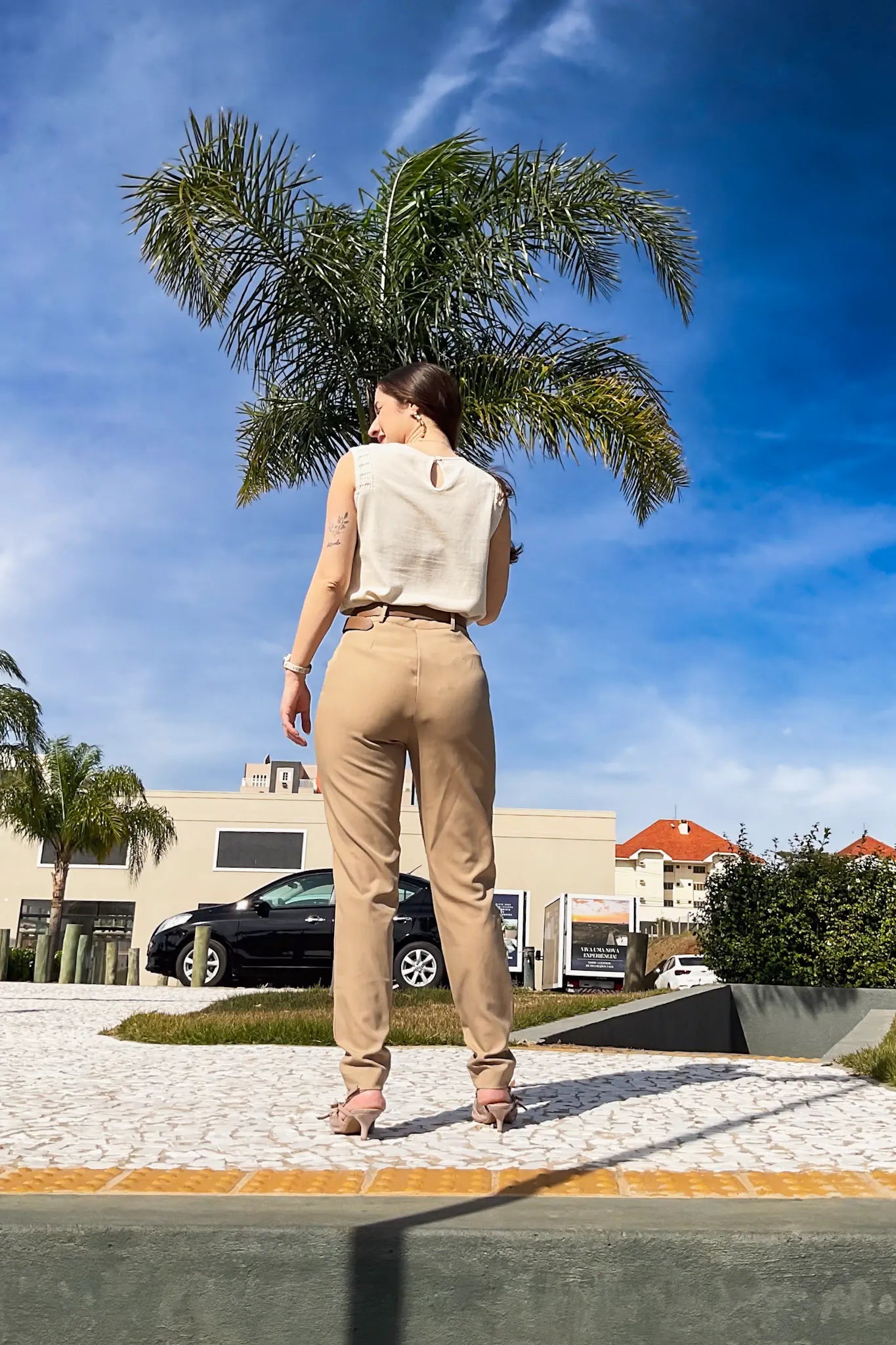Conjunto: Blusa Regata Detalhe Bordado em Cotton Cloe Creme + Calça Corte Reto Em Alfaiataria Lisse Alicia Bege
