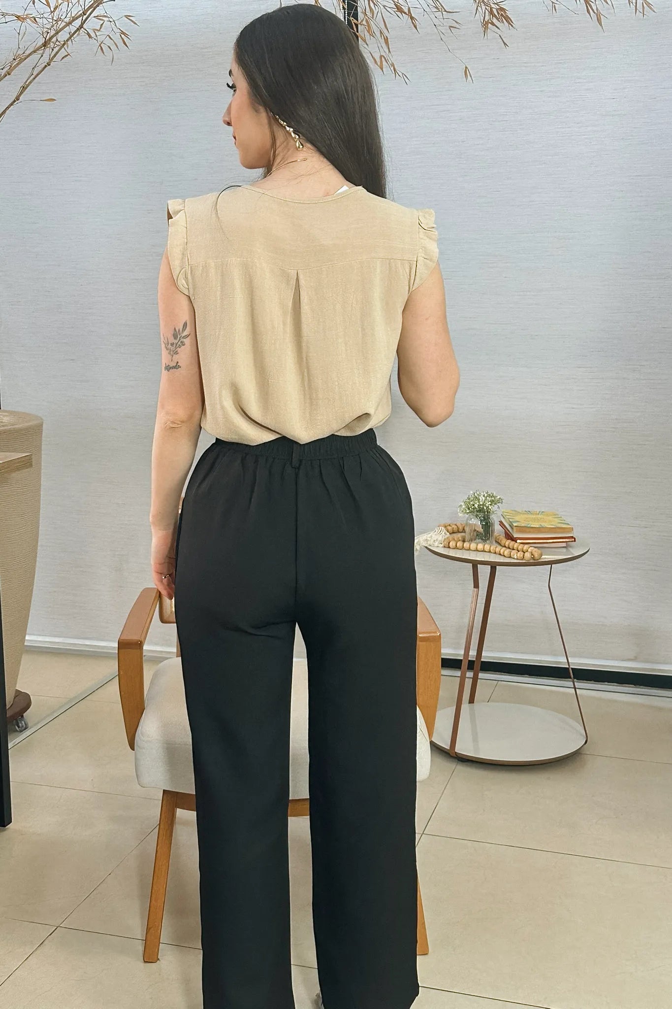 Conjunto: Blusa Detalhe Gola Trançada Em Visco-linho Laura Bege + Calça Pantalona Crepe Milano Detalhe Botão Encapado Elena Preta