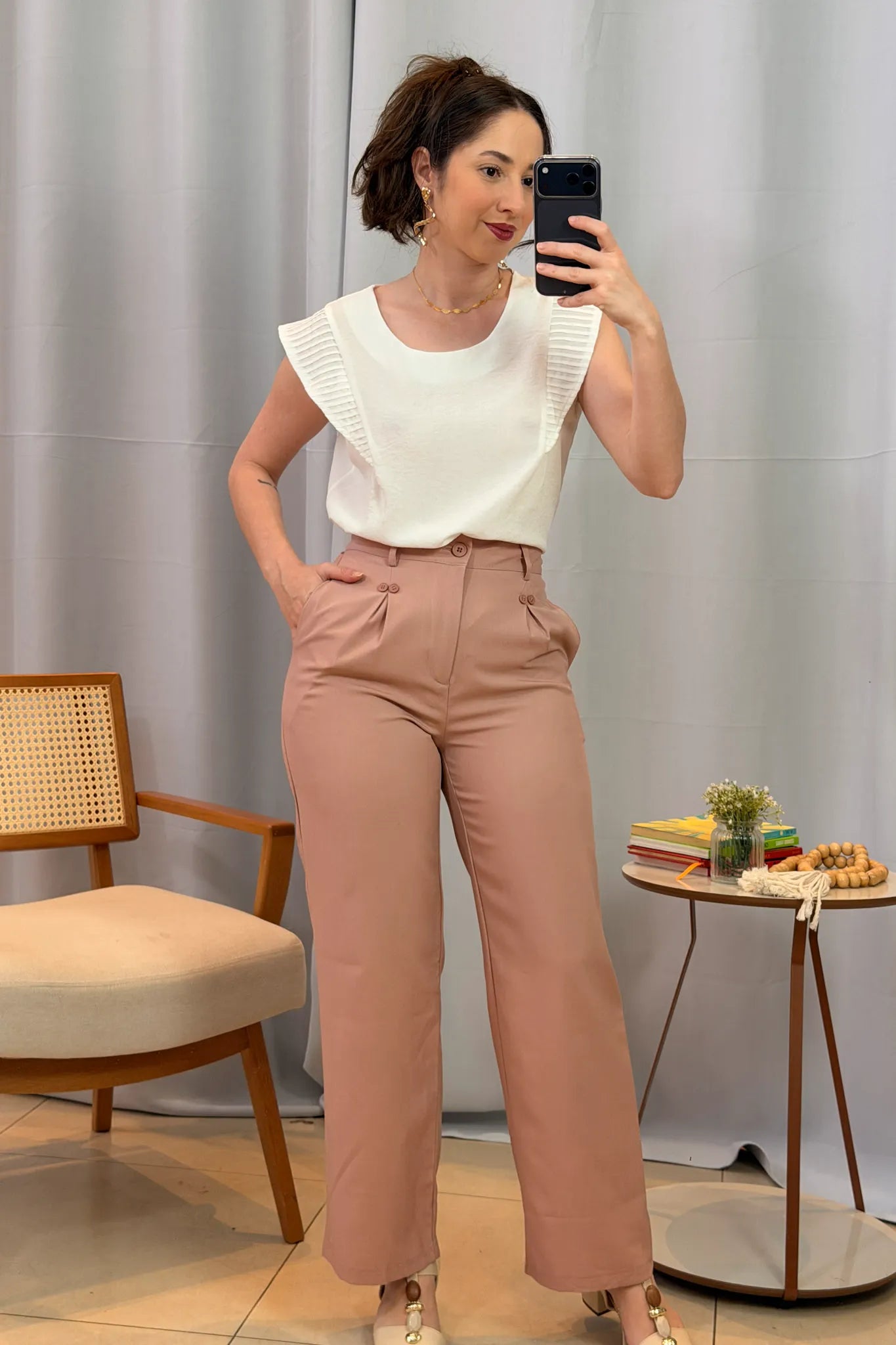 Conjunto: Blusa Regata Detalhe Babado Visco Essenza Maísa Branca + Calça Pantalona Detalhe Botões Crepe Alfaiataria Larissa Rose