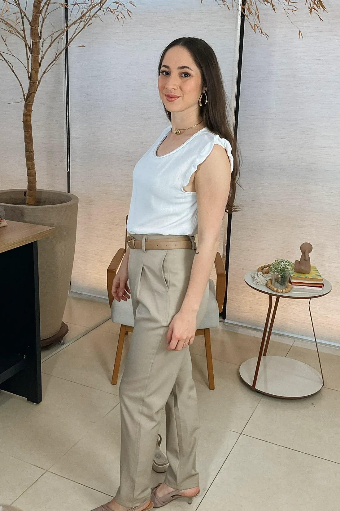 Conjunto: Blusa Detalhe Gola Trançada Em Visco-linho Laura Branca + Calça Corte Reto Alfaiataria Detalhe Pregas Daiane Bege
