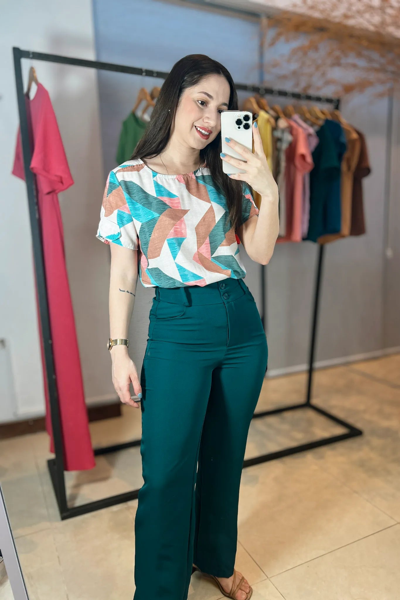 Conjunto: Blusa Manga Curta Estampa Geométrica Giulia Bege + Calça Alfaiataria Corte Reto Ana Julia Verde Petróleo