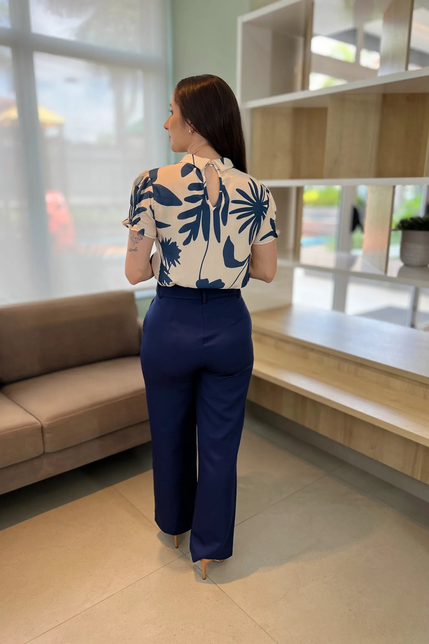 Conjunto: Blusa Manga Curta Crepe Giovanna Antonelli Estampada Azul + Calça Pantalona Corte Reto Maitê Azul Marinho