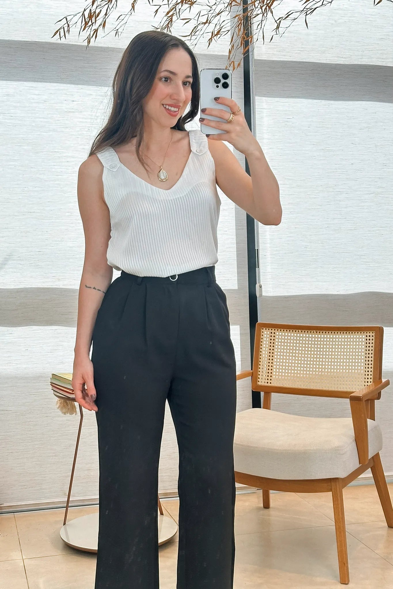 Conjunto: Blusa Regata Detalhe Alça Botão Crepe Acetinado Jade Branca + Calça Pantalona Crepe Milano Detalhe Botão Encapado Elena Preta