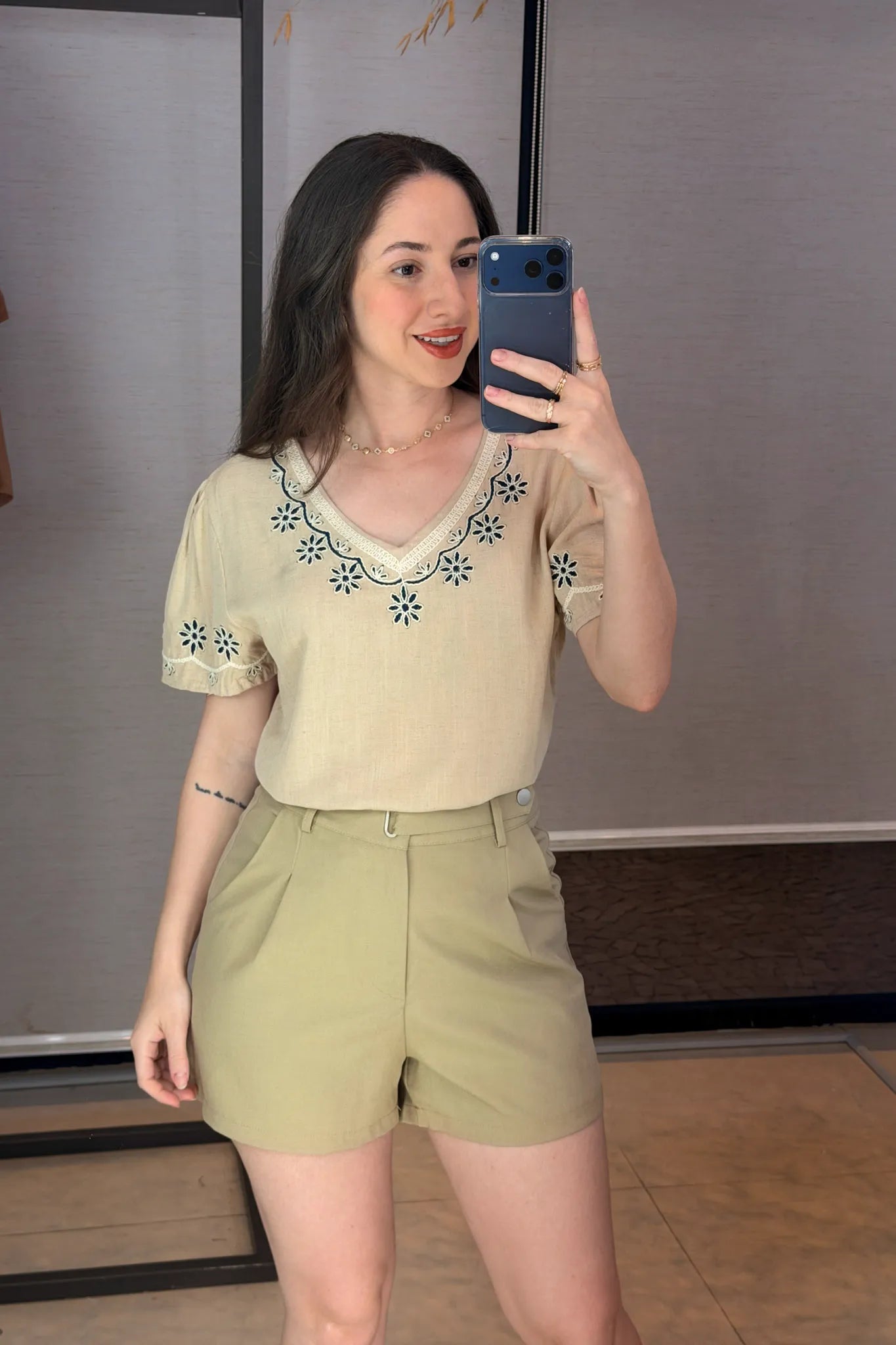 Conjunto: Blusa Manga Curta Detalhe Bordado Visco Linho Lúcia Bege + Shorts Detalhe Fivela Metálica Alfaiataria Lux Eliane Verde