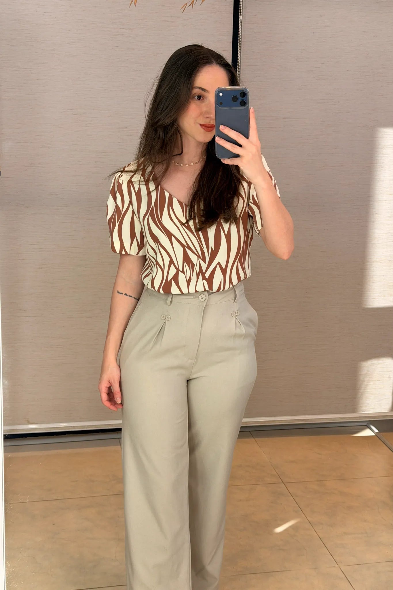 Conjunto: Blusa Manga Curta Detalhe Botão Decote "V" Crepe Classic Graciane Marrom + Calça Pantalona Detalhe Botões Crepe Alfaiataria Larissa Cinza