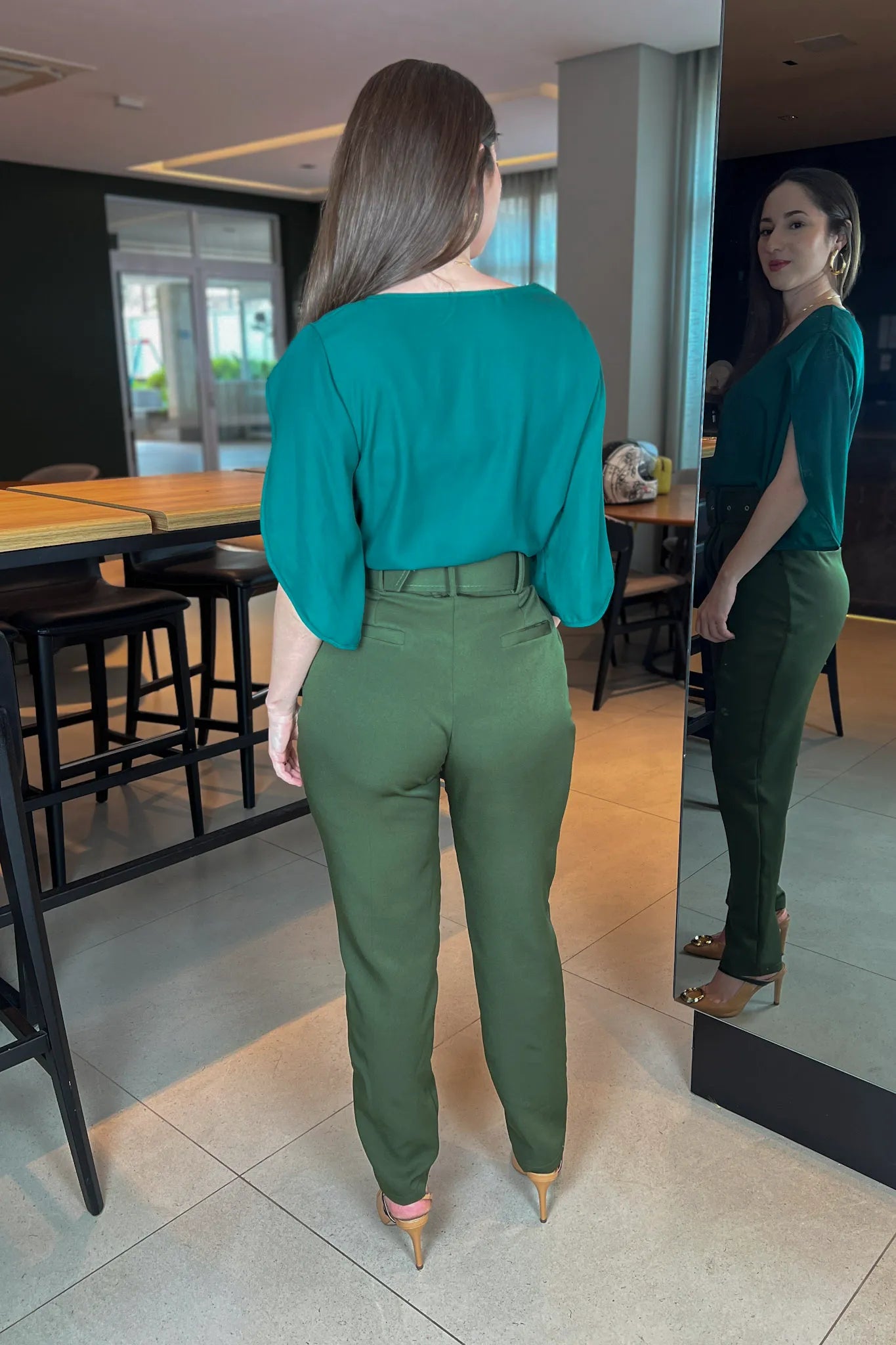 Conjunto: Blusa Lisa Abertura Manga Virgínia Verde + Calça Cinto Encapado Cenoura Verde