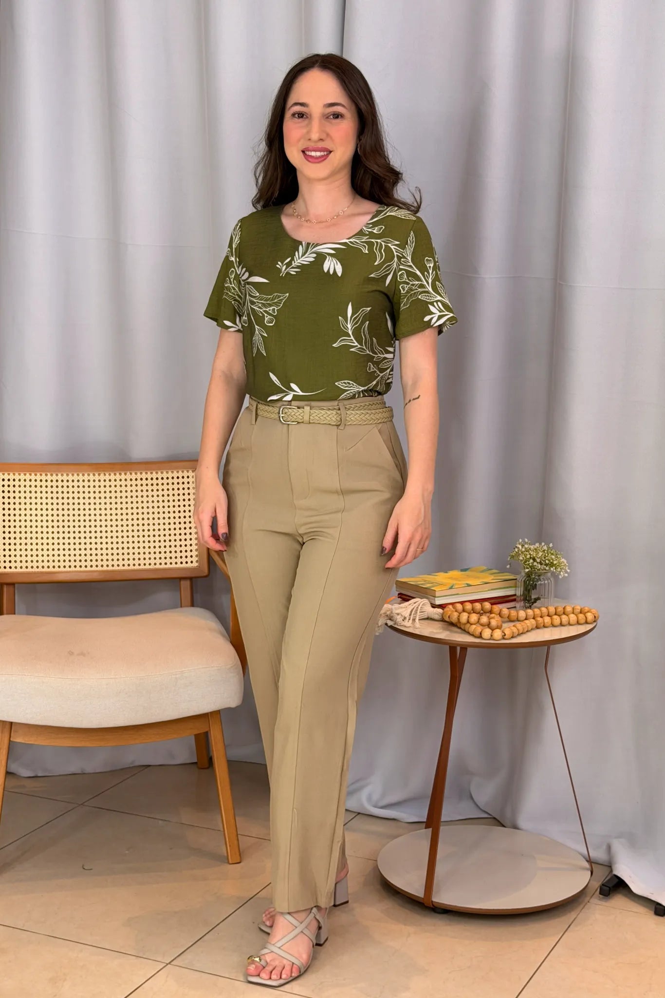 Conjunto: Blusa Manga Curta Visco Brise Telma Estampa Folhagem Verde + Calça Alfaiataria Corte Reto Friso e Cós Infinito Bianca Caqui