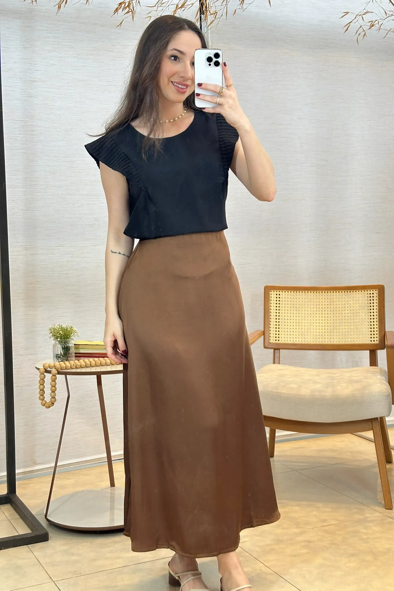Conjunto: Blusa Regata Detalhe Babado Visco Essenza Maísa Preta + Saia Midi Lisa Sat Mix Magda Marrom Escuro
