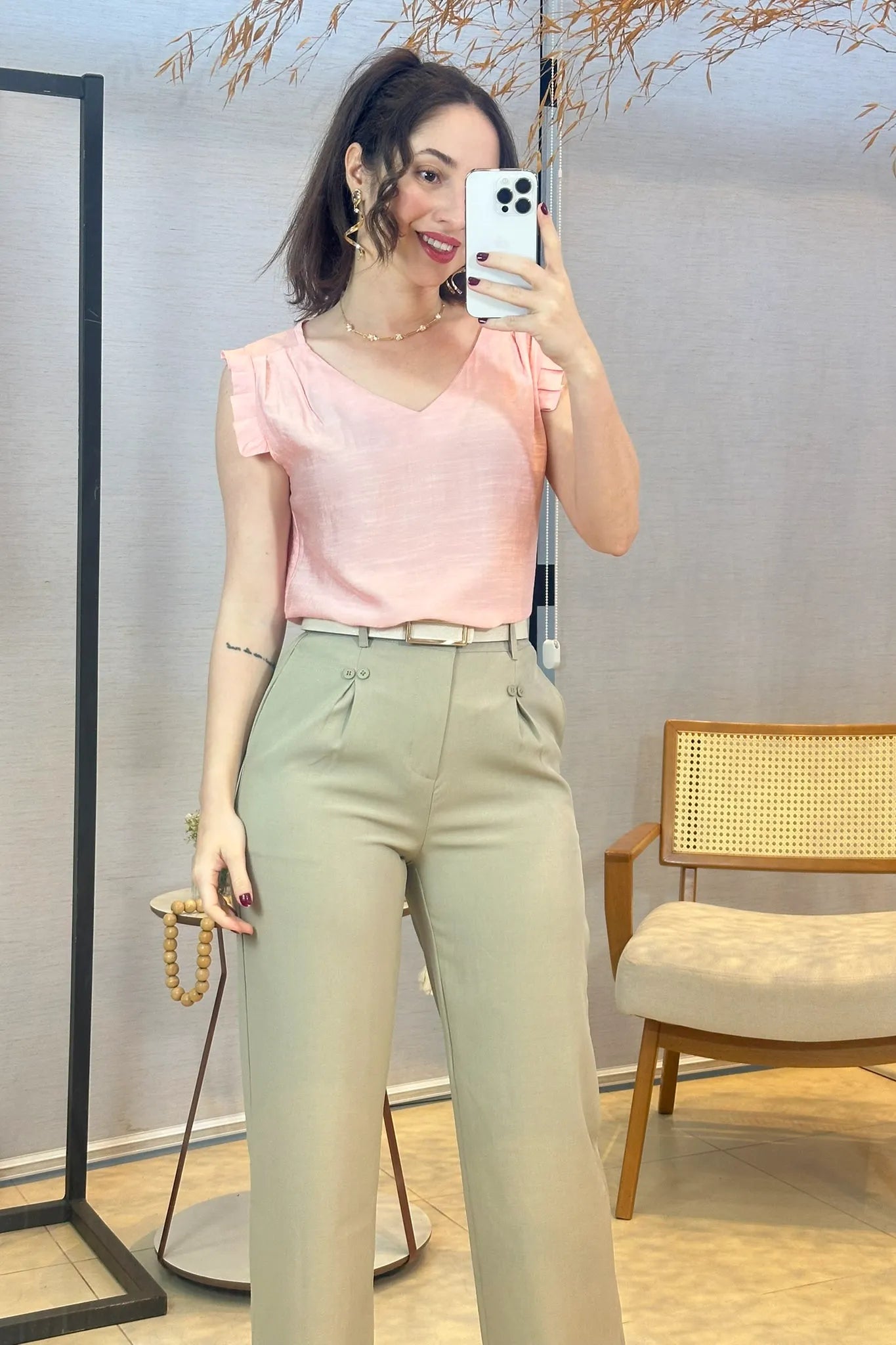 Conjunto: Blusa Regata Babados Decote "V" Em Viscolisse Joice Rosa + Calça Pantalona Detalhe Botões Crepe Alfaiataria Larissa Verde