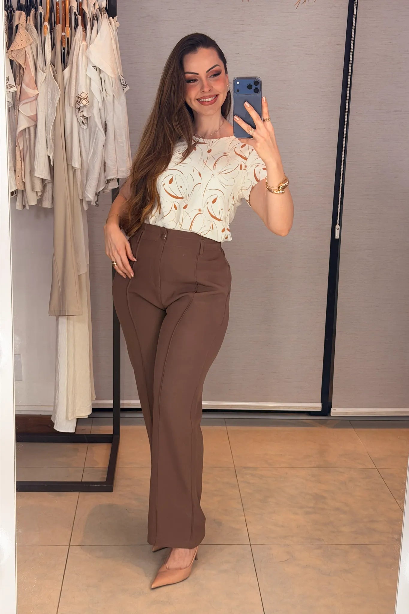 Conjunto: Blusa Manga Curta Transpassada Celina Estampada Marrom + Calça Pantalona Alfaiataria Botão Encapado Margareth Marrom