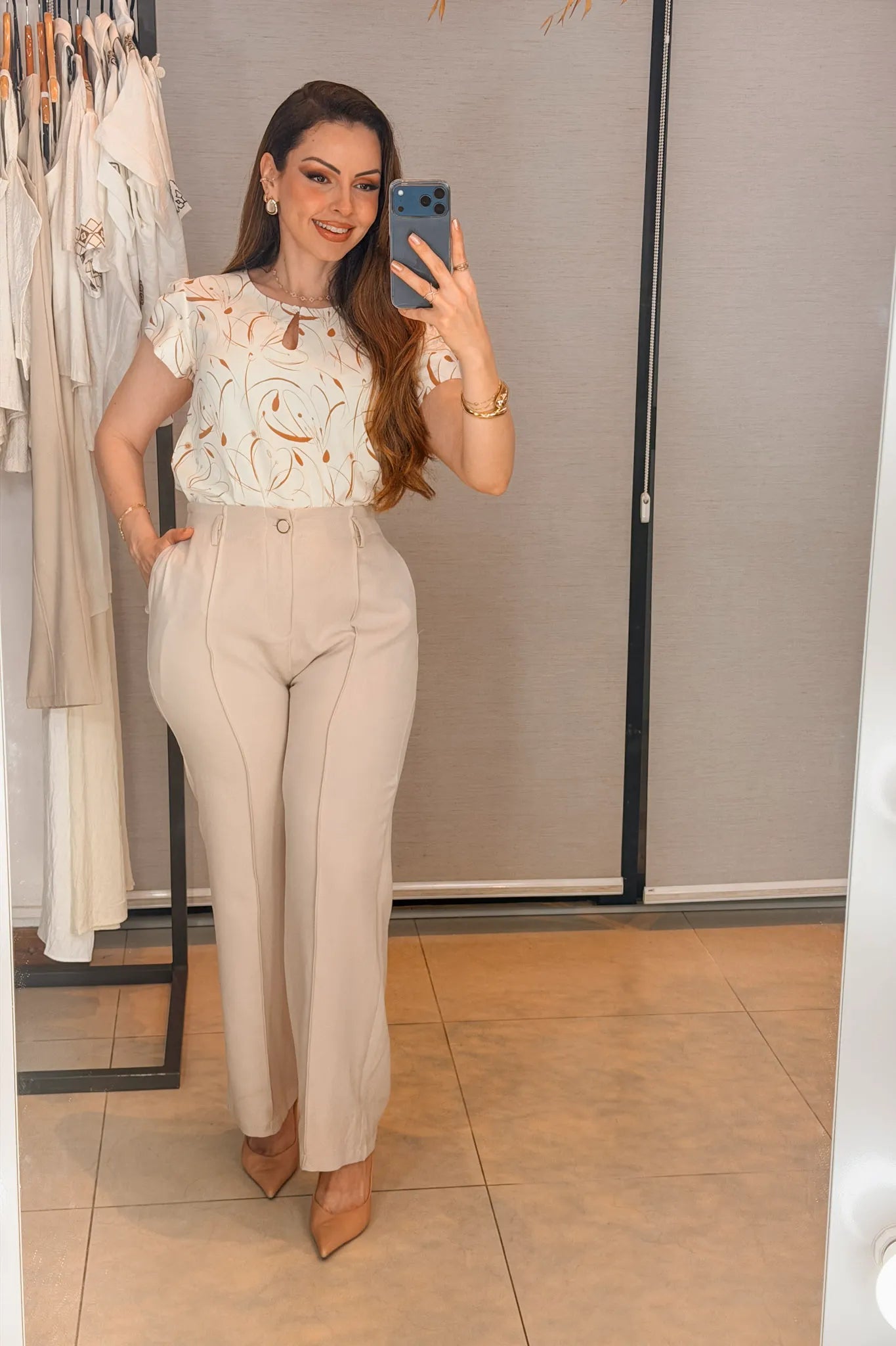 Conjunto: Blusa Manga Curta Transpassada Celina Estampada Marrom + Calça Pantalona Alfaiataria Botão Encapado Margareth Creme