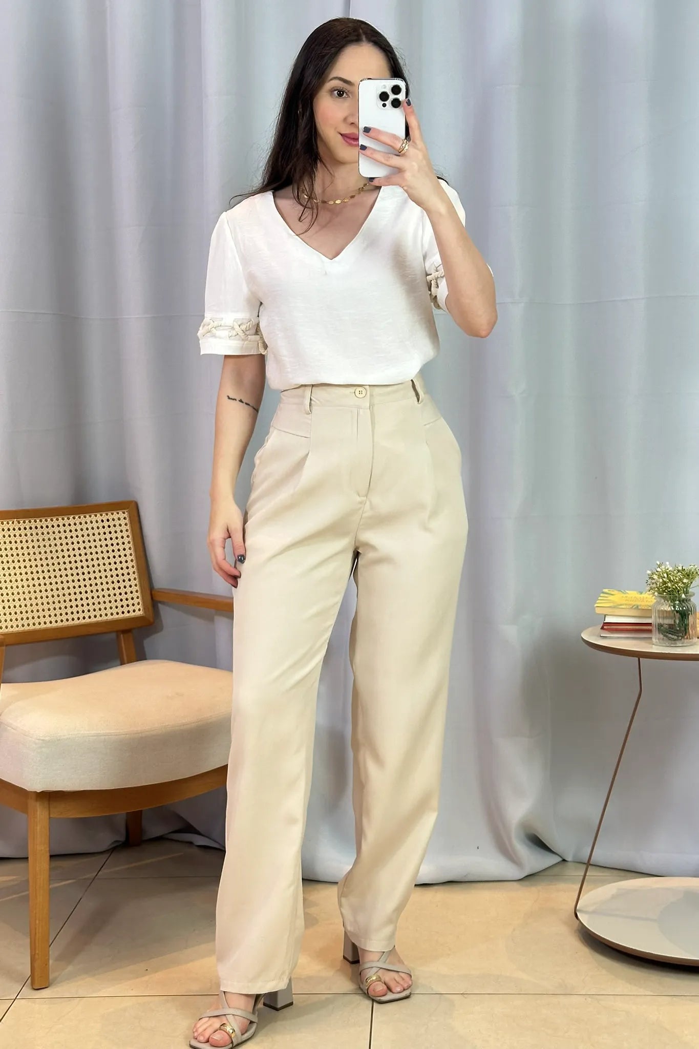 Conjunto: Blusa Manga Curta Detalhe Trançado Visco Nature Dira Paes Branca + Calça Corte Reto Alfaiataria Detalhe Bolso Adriana Esteves Creme