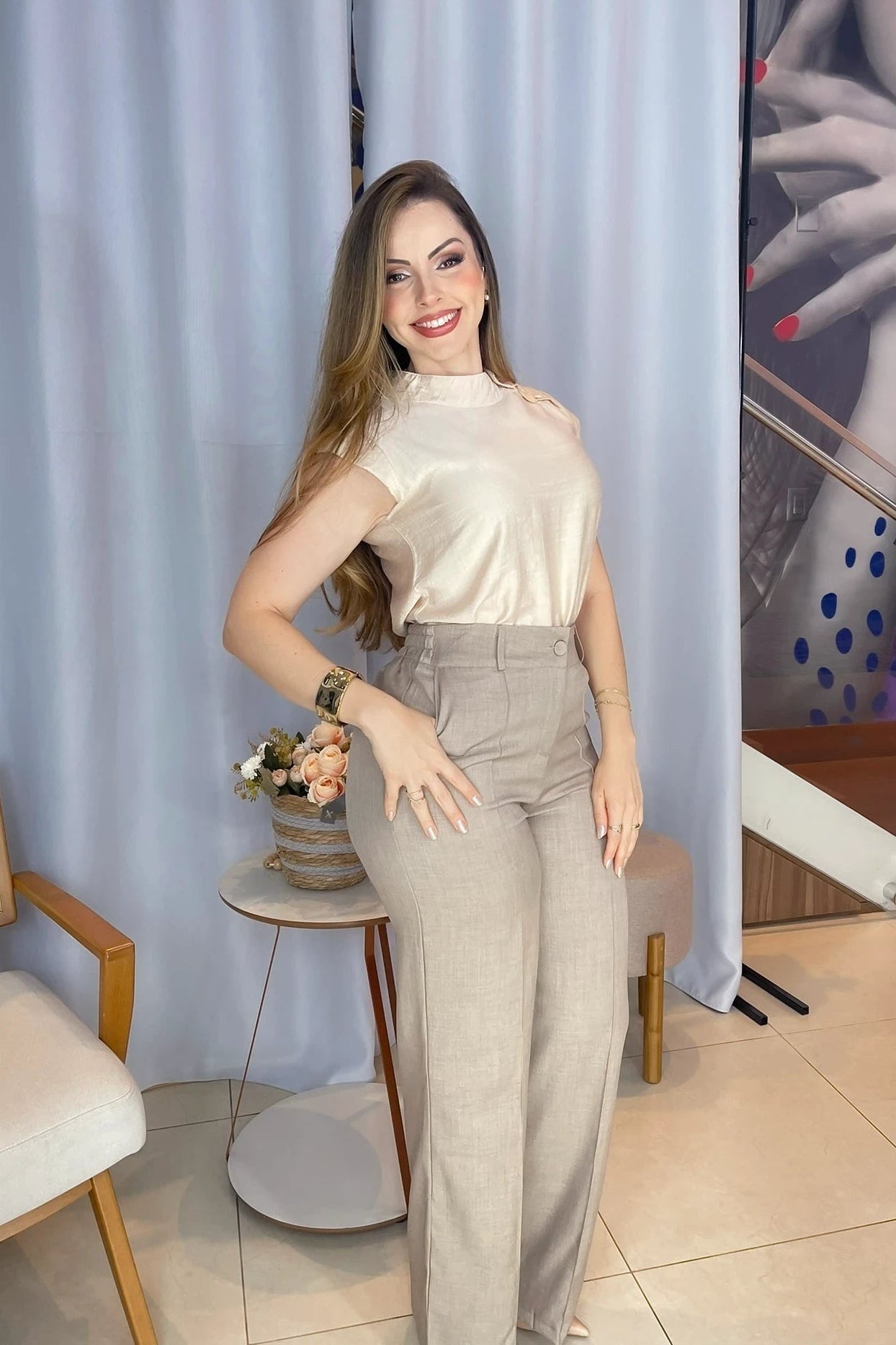 Conjunto: Blusa Regata Crepe Comfort Abotoadura na Gola Tainá Bege + Calça Corte Reto Cotton Alfaiataria Lisse Detalhe em Friso Ariane Caqui