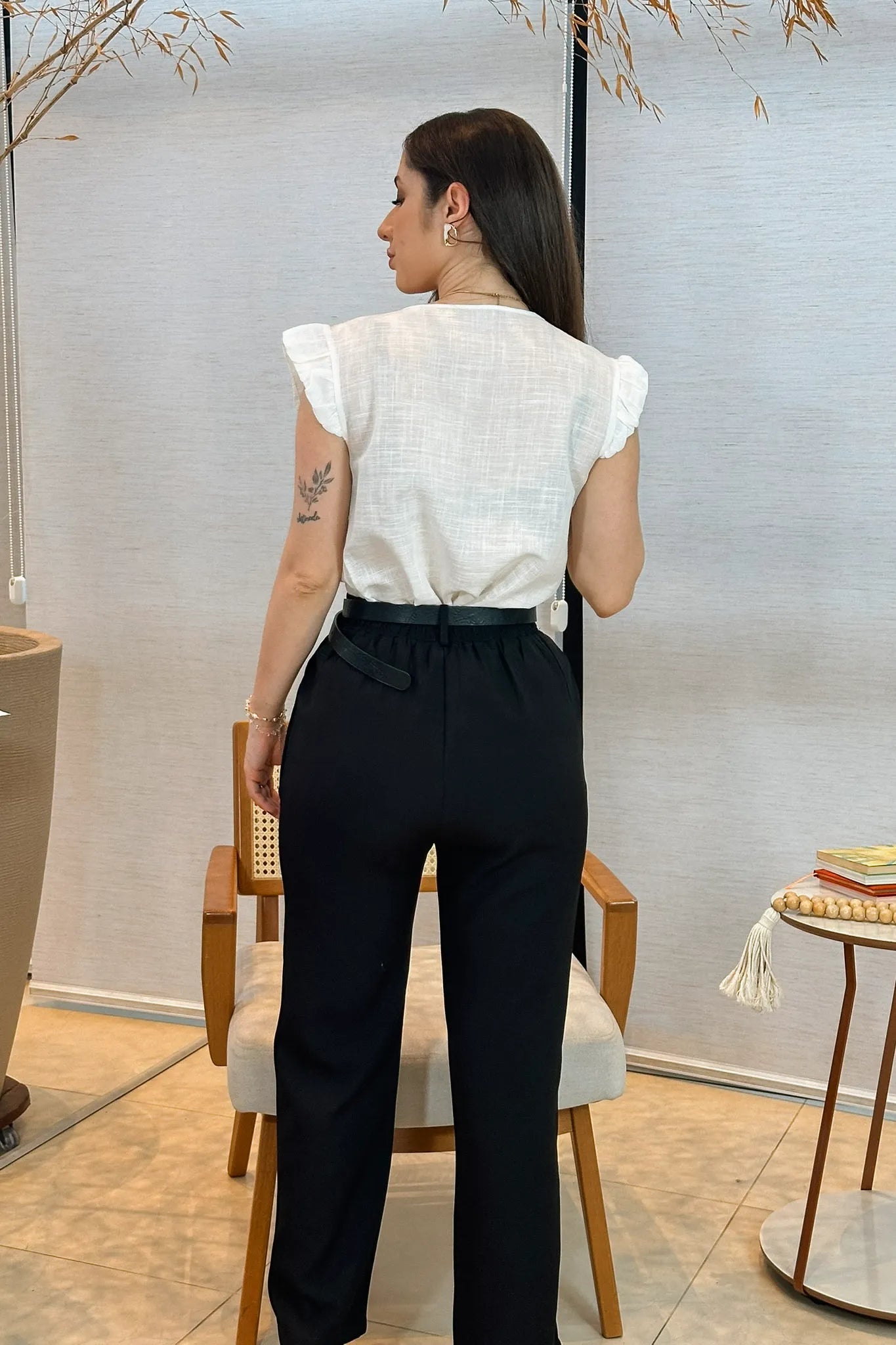 Conjunto: Blusa Manga Curta Em Algodão Textura Laise Michelle Branca + Calça Corte Reto Detalhe Botão Encapado Em Crepe Milano Maria Preta