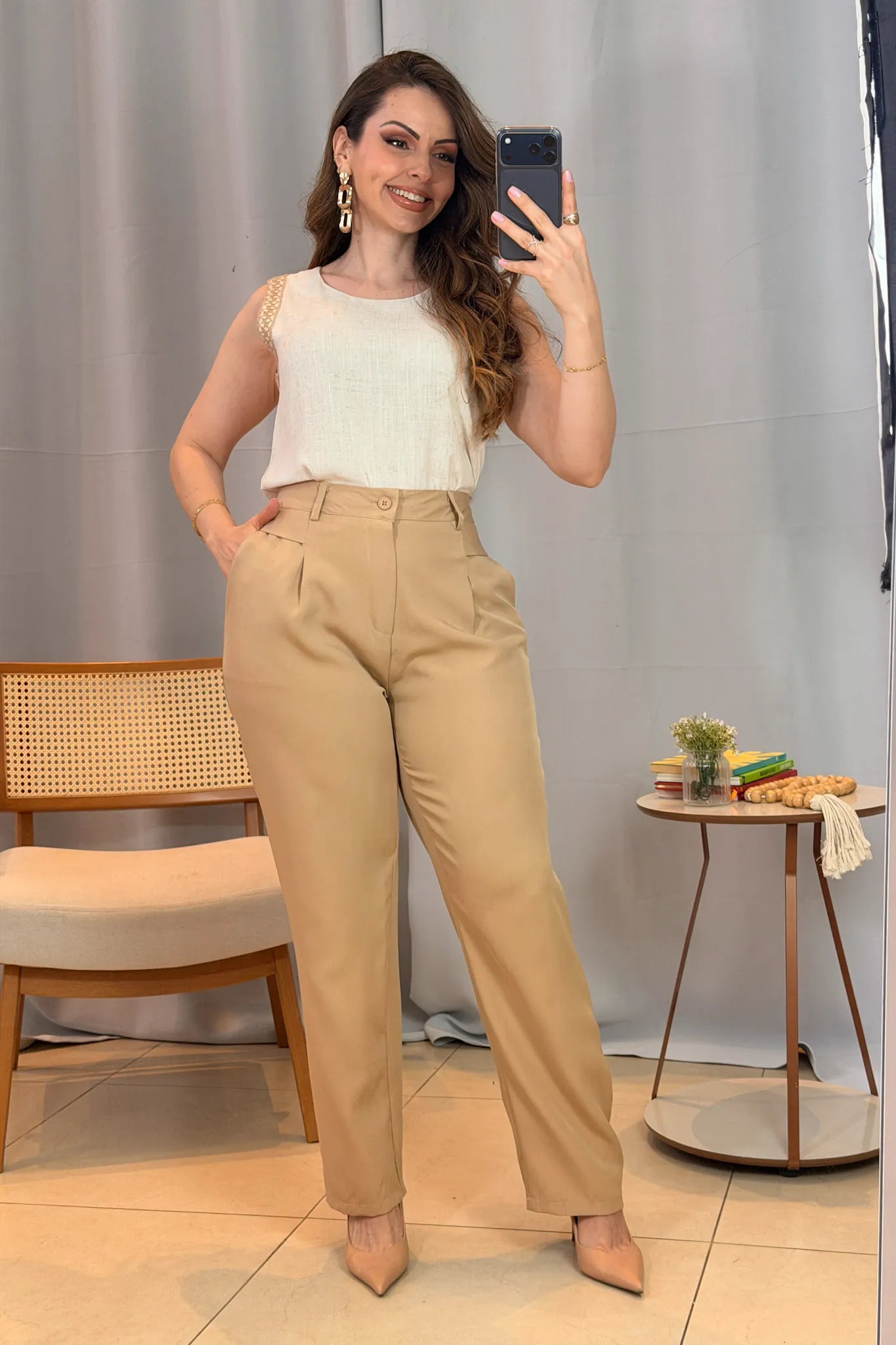 Conjunto: Blusa Regata Detalhe Bordado Visco-linho Ana Maria Braga Off white + Calça Corte Reto Alfaiataria Detalhe Bolso Adriana Esteves Bege