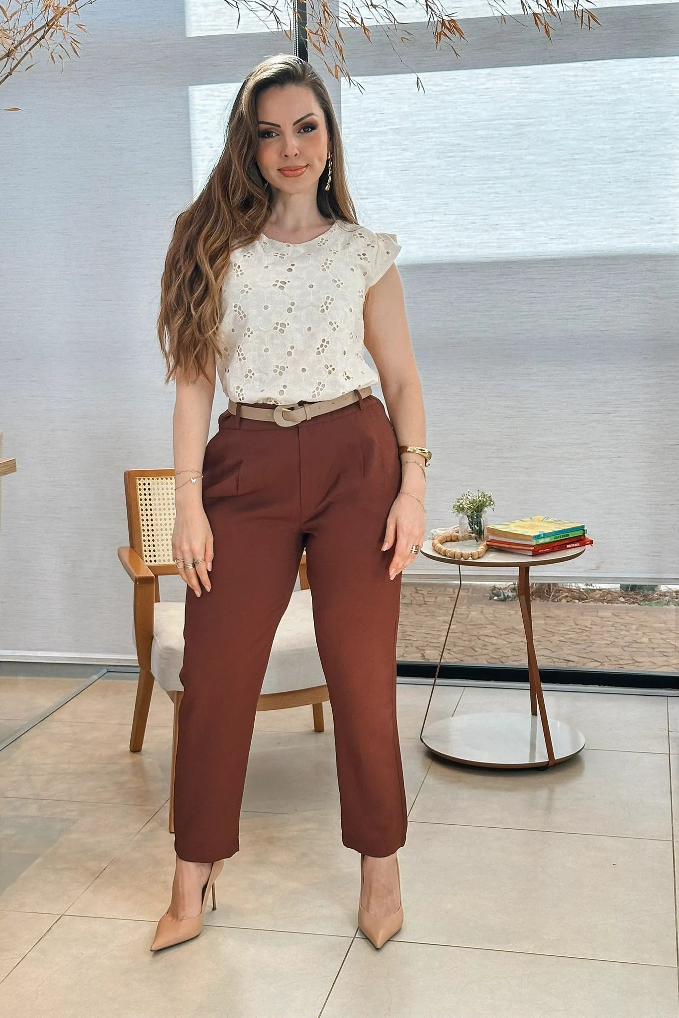 Conjunto: Blusa Regata Em Algodão Textura Bordada Laise Suzy Branca + Calça Corte Reto Alfaiataria Serena Laísa Marrom