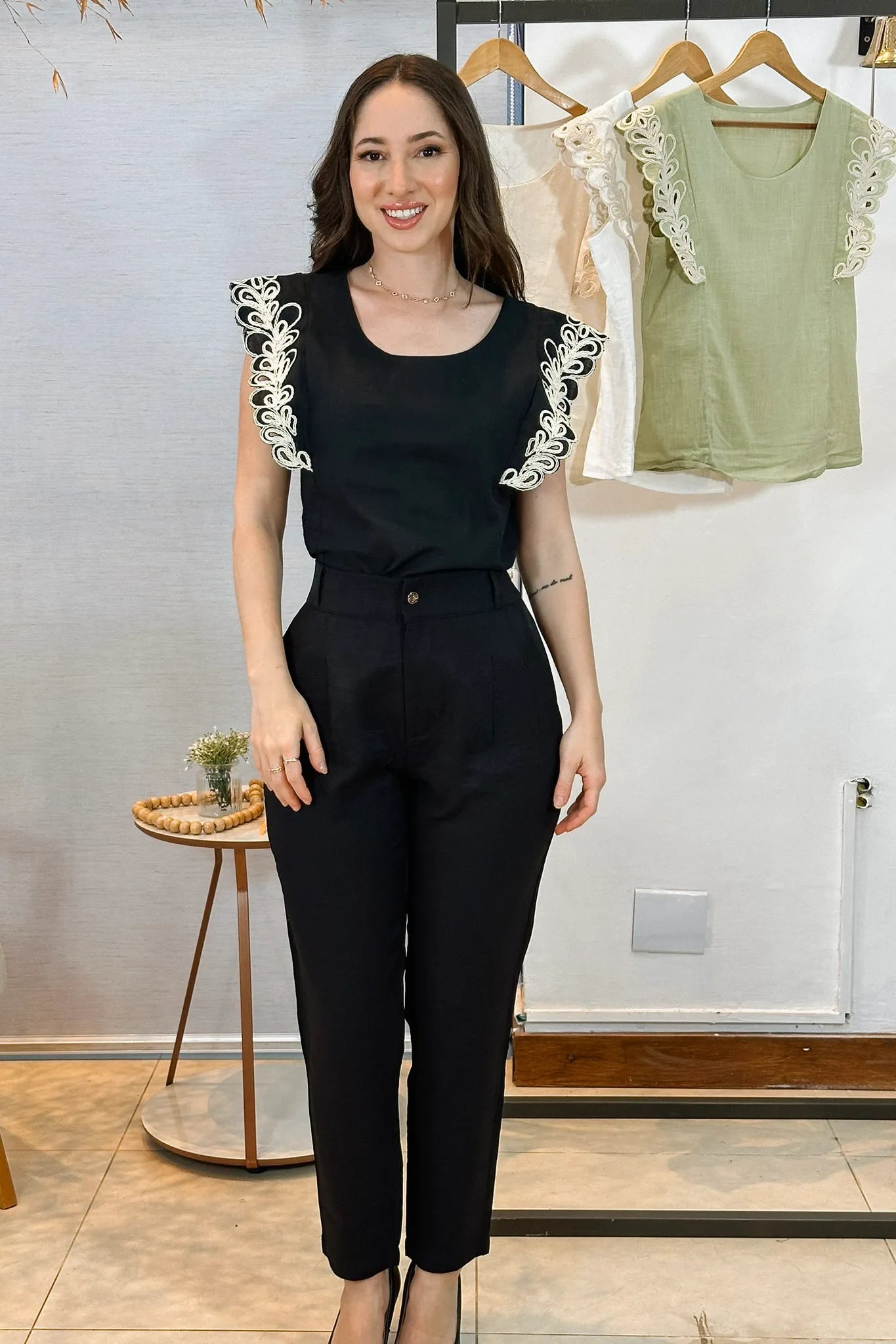 Conjunto: Blusa Regata Detalhe Bordado Em Visco Comfort Juliane Preta + Calça Corte Reto Detalhe Botão Encapado Em Crepe Milano Maria Preta
