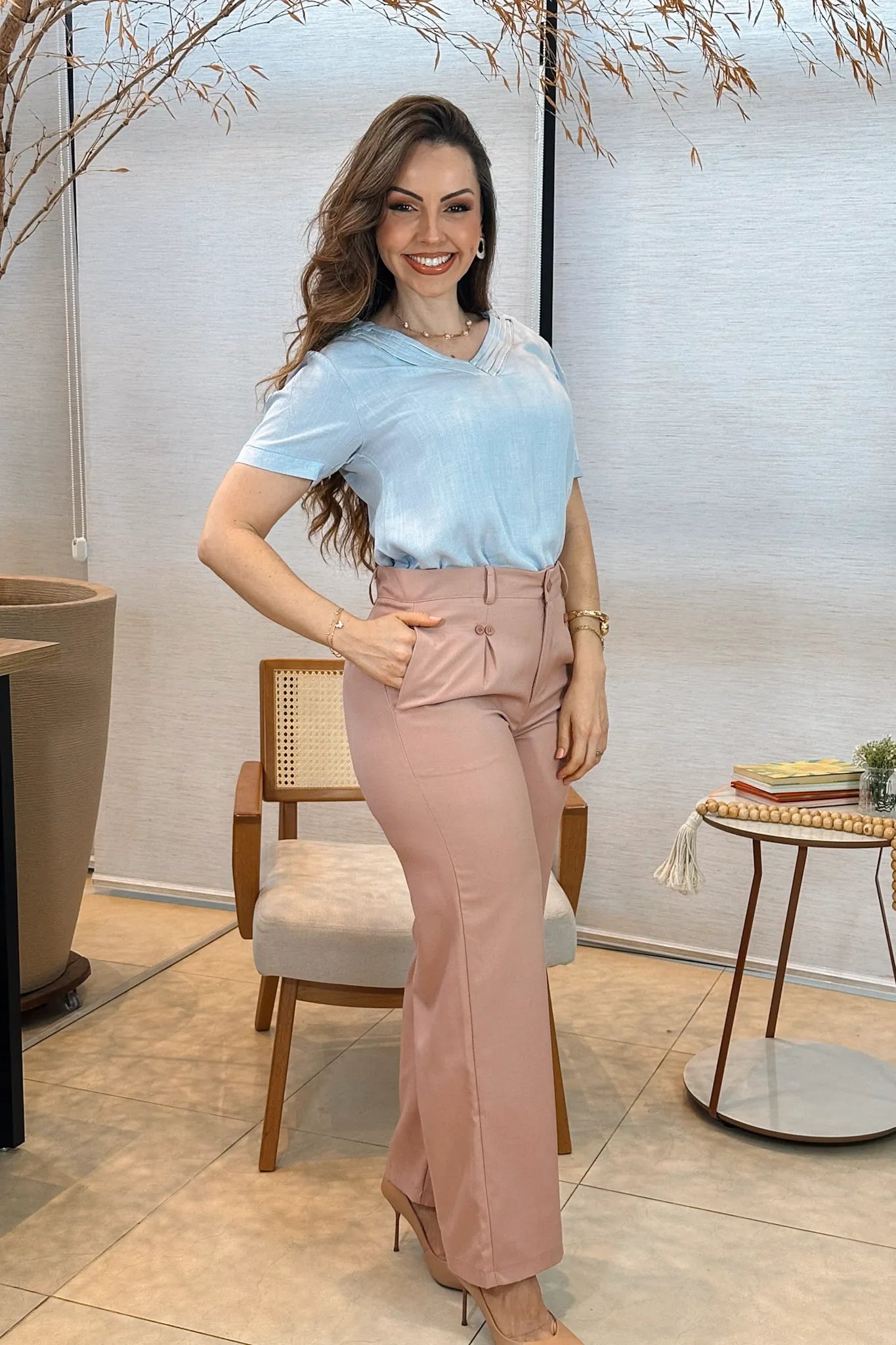 Conjunto: Blusa Manga Curta Detalhe Decote "V" Visco-Linho Marília Azul + Calça Pantalona Detalhe Botões Crepe Alfaiataria Larissa Rose