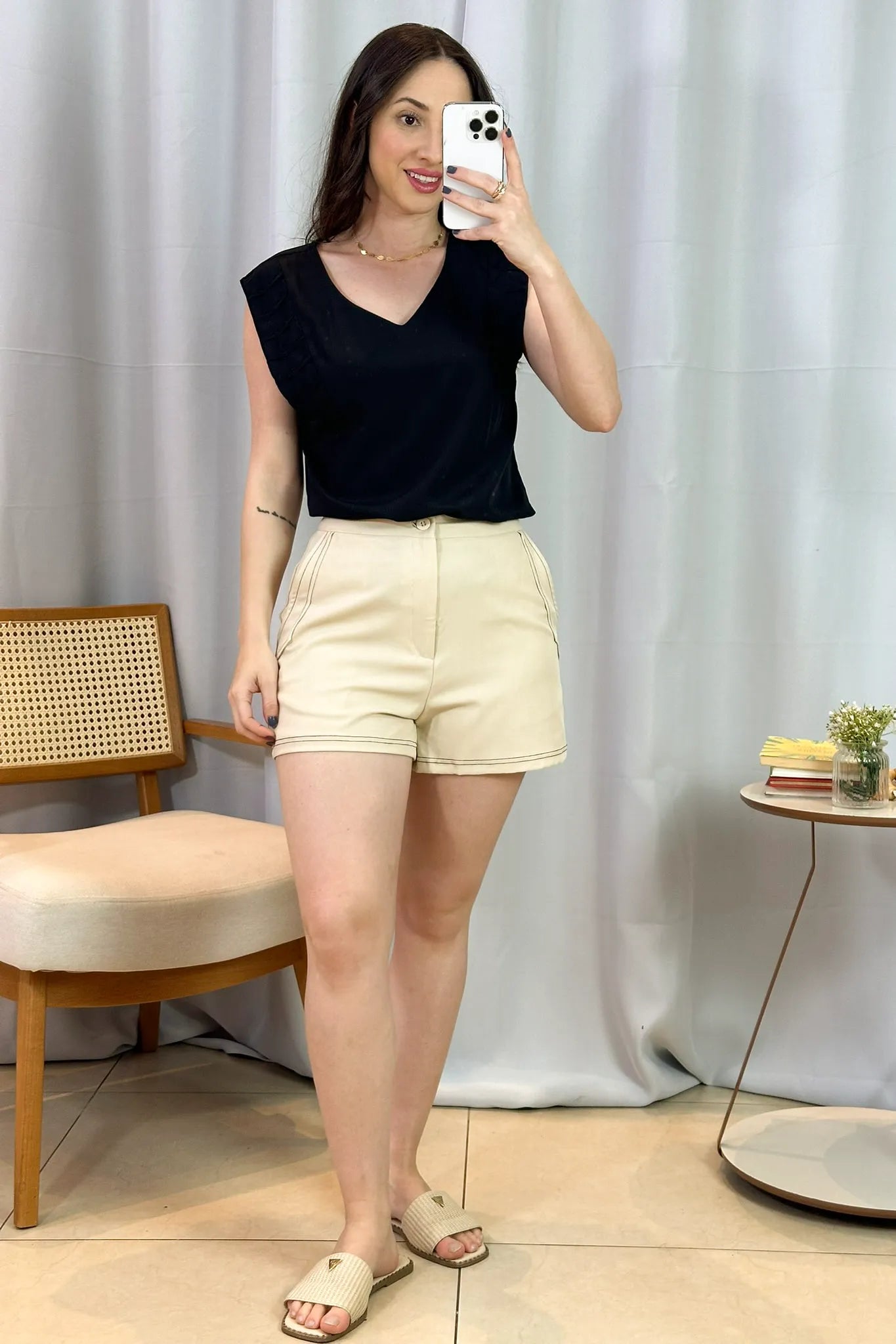 Conjunto: Blusa Decote "V" Franzido Ombros Polivisco Fátima Bernardes Preto + Shorts Detalhe Pesponto Bolso Faca Urban Fit Sabrina Sato Bege