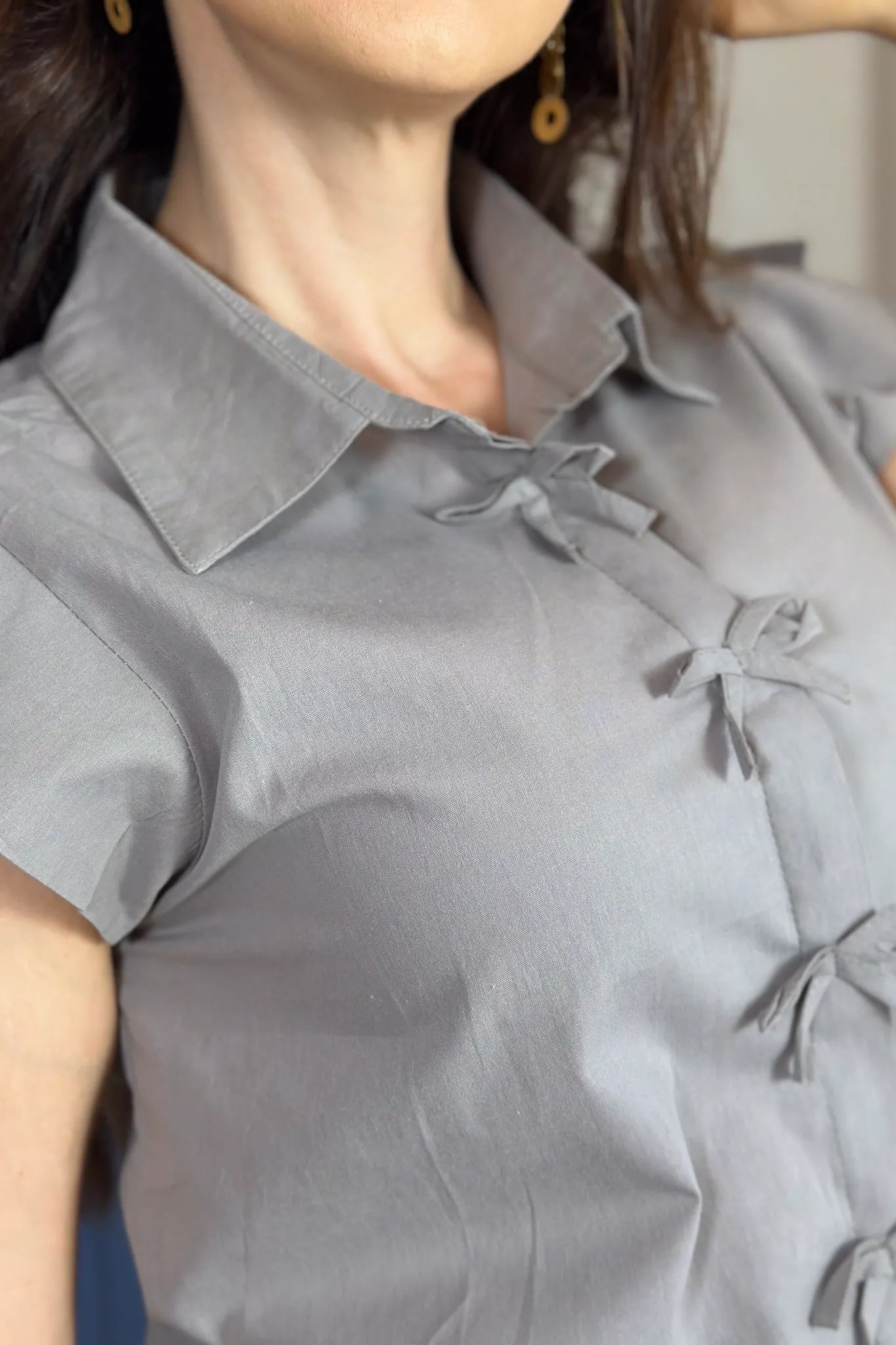 Camisa Manga Curta Detalhe Laço Thamires Cinza