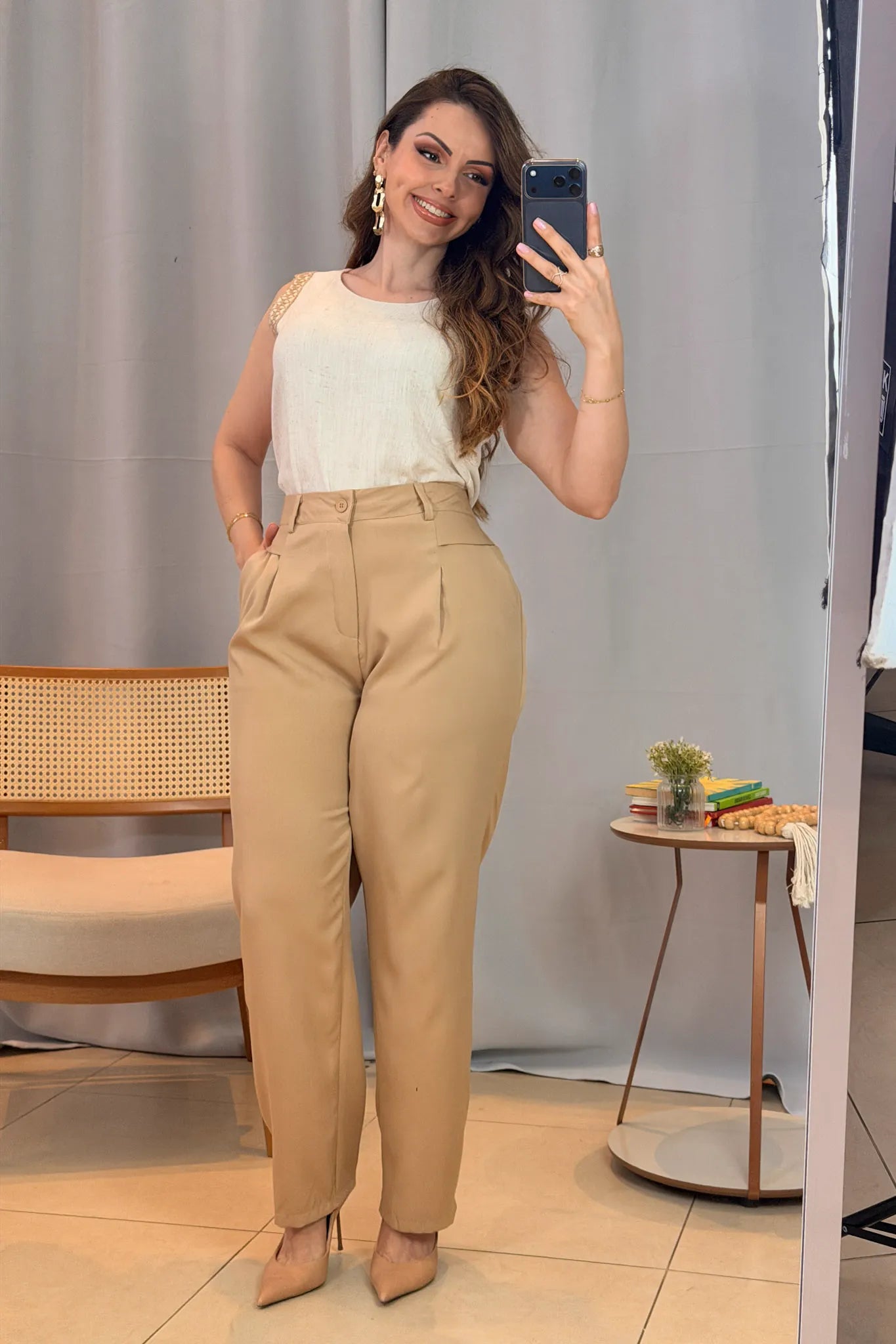 Conjunto: Blusa Regata Detalhe Bordado Visco-linho Ana Maria Braga Off white + Calça Corte Reto Alfaiataria Detalhe Bolso Adriana Esteves Bege