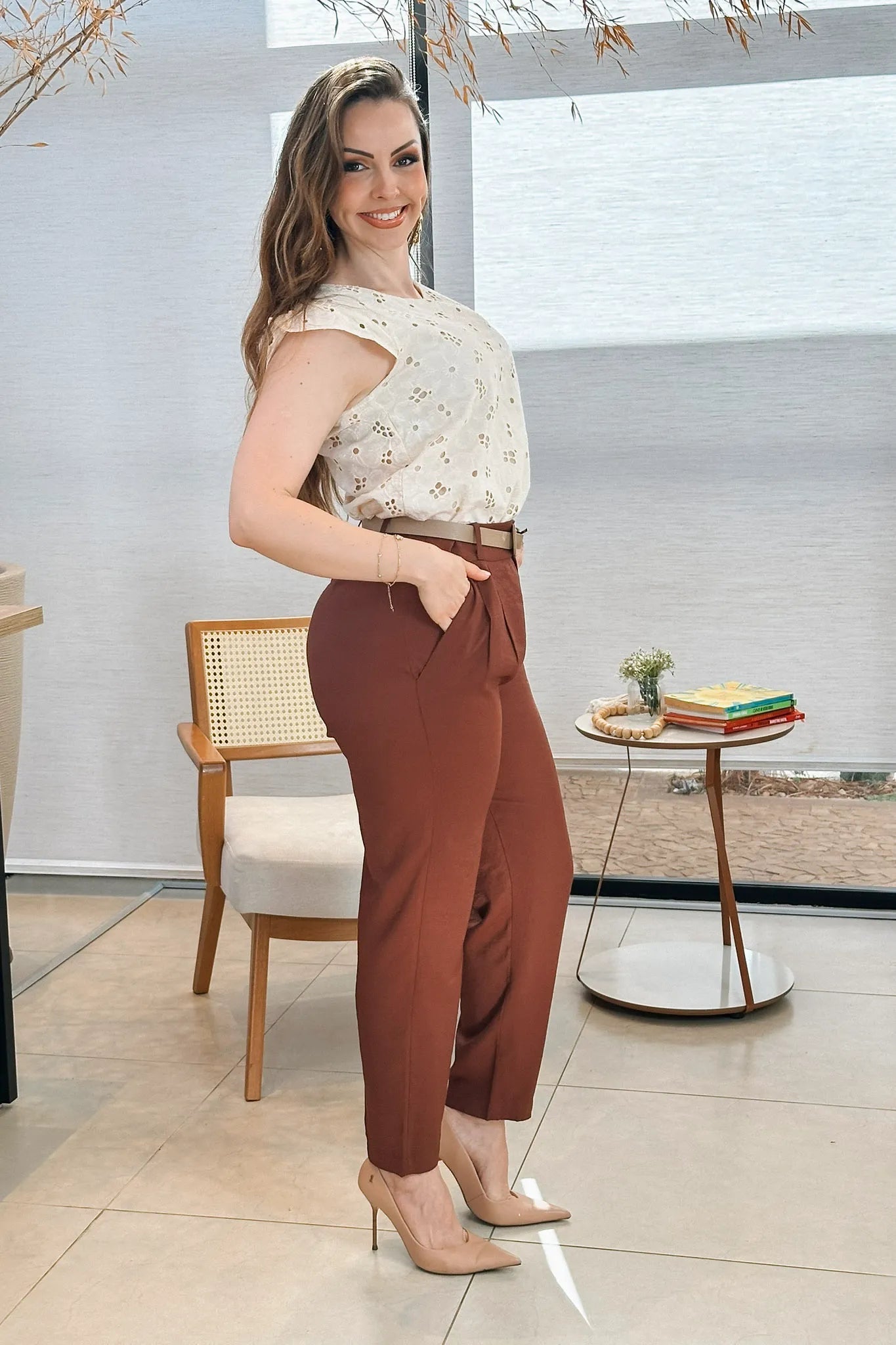 Conjunto: Blusa Regata Em Algodão Textura Bordada Laise Suzy Branca + Calça Corte Reto Alfaiataria Serena Laísa Marrom