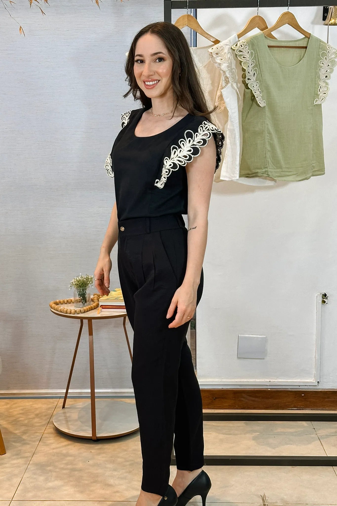 Conjunto: Blusa Regata Detalhe Bordado Em Visco Comfort Juliane Preta + Calça Corte Reto Detalhe Botão Encapado Em Crepe Milano Maria Preta