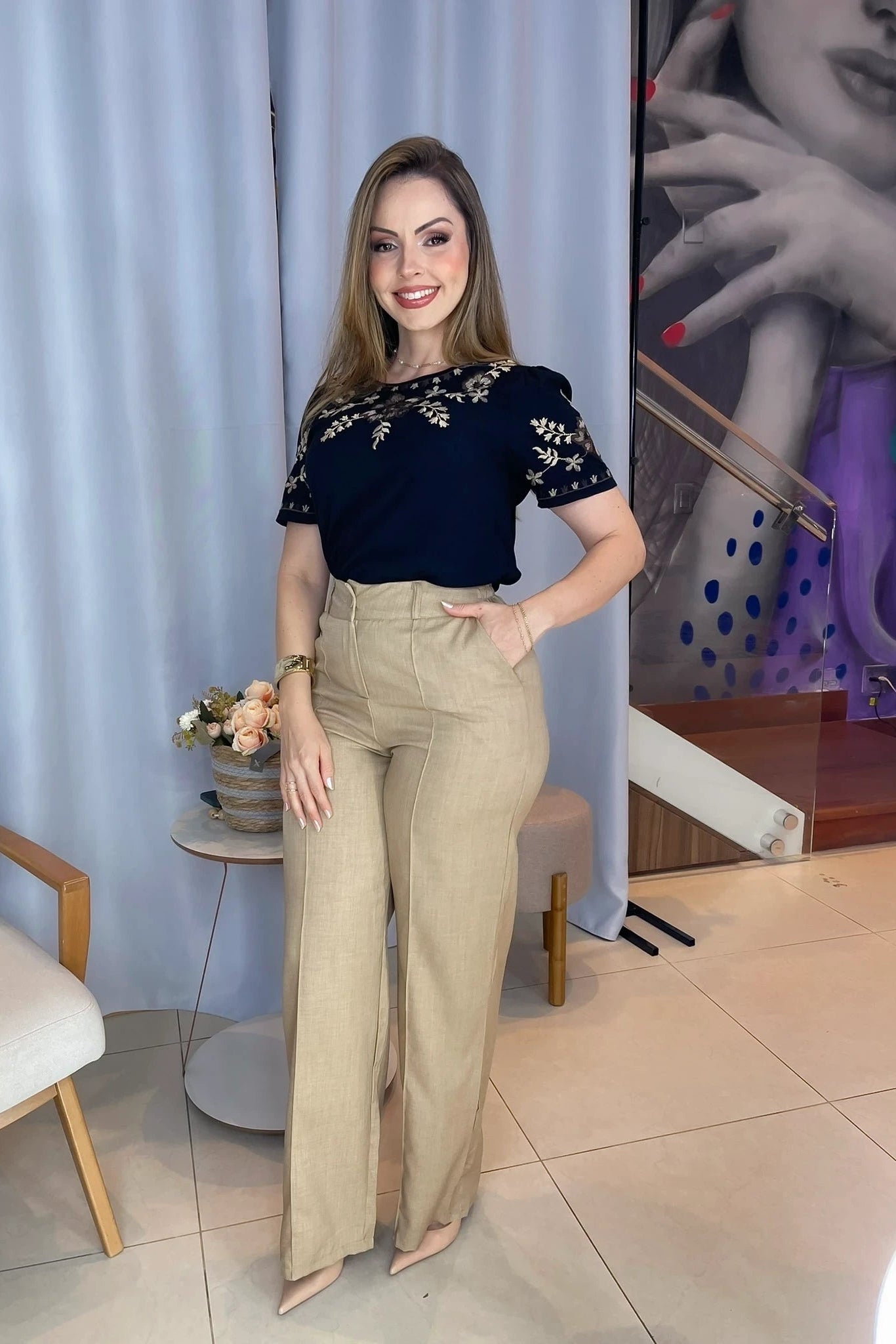Conjunto: Blusa Manga Curta Visco-Linho Detalhes Bordados em Flores Darcy Preta + Calça Corte Reto Cotton Alfaiataria Lisse Detalhe em Friso Ariane Bege