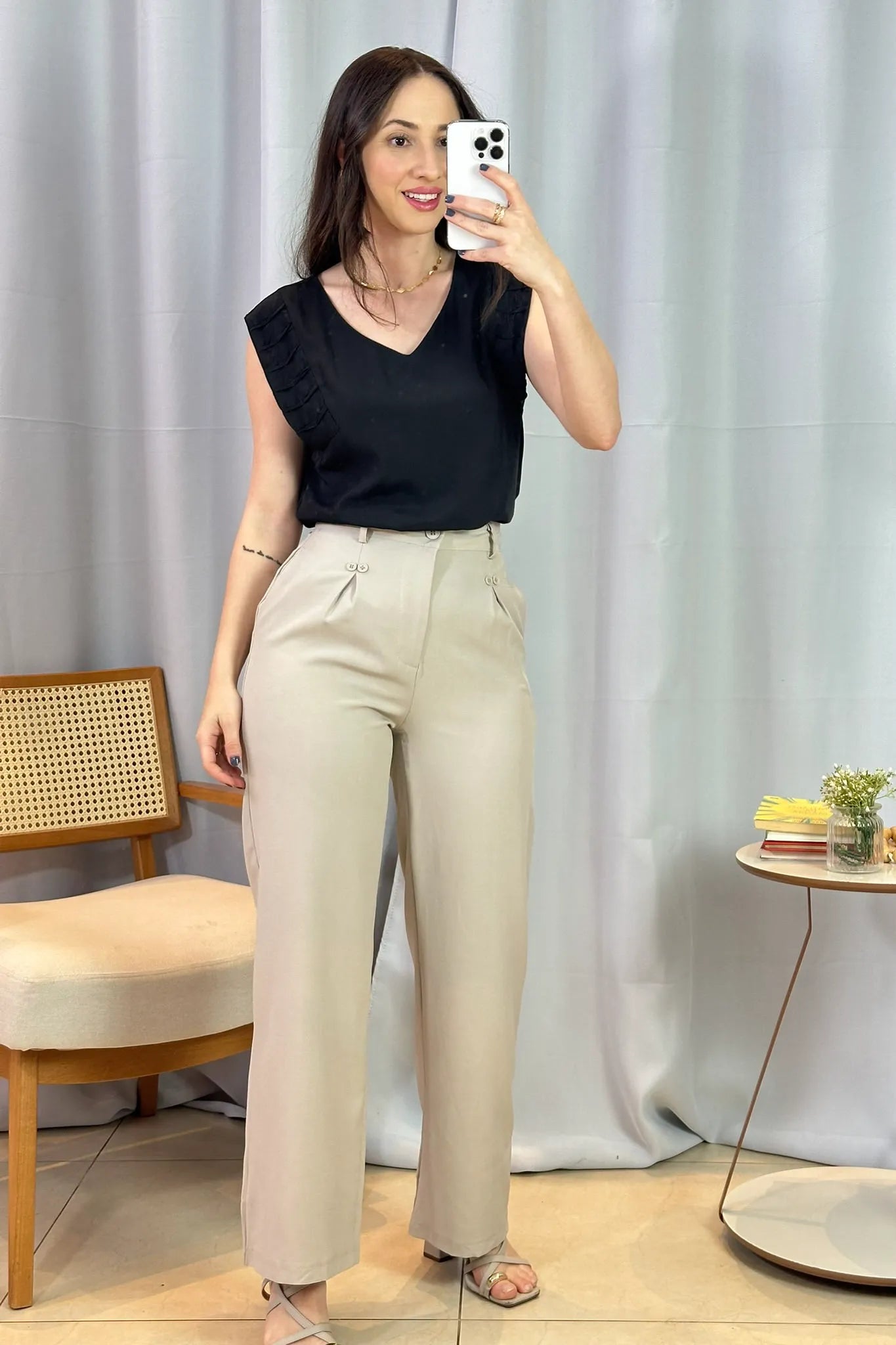 Conjunto: Blusa Decote "V" Franzido Ombros Polivisco Fátima Bernardes Preto + Calça Pantalona Detalhe Botões Crepe Alfaiataria Larissa Cinza