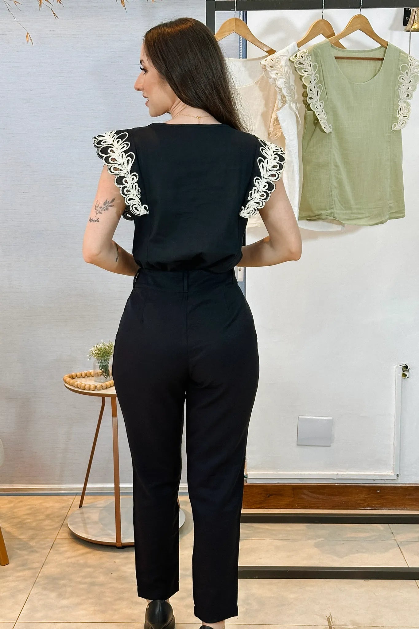 Conjunto: Blusa Regata Detalhe Bordado Em Visco Comfort Juliane Preta + Calça Corte Reto Detalhe Botão Encapado Em Crepe Milano Maria Preta