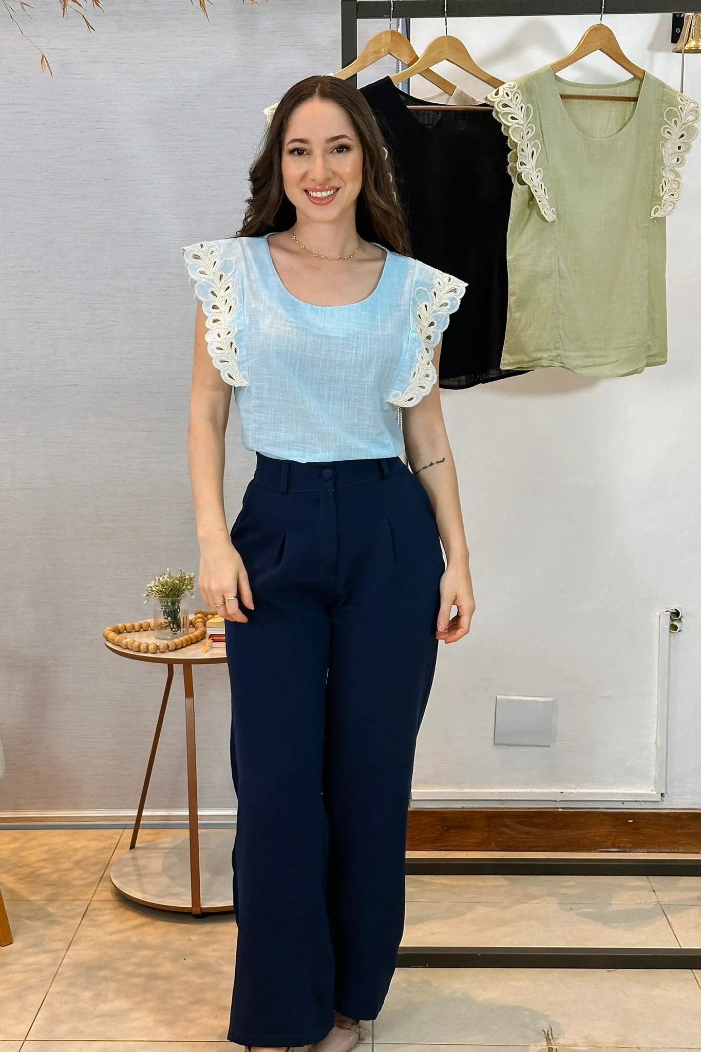 Conjunto: Blusa Regata Detalhe Bordado Em Visco Comfort Juliane Azul + Calça Corte Reto Detalhe Cinto Priscila Azul Marinho