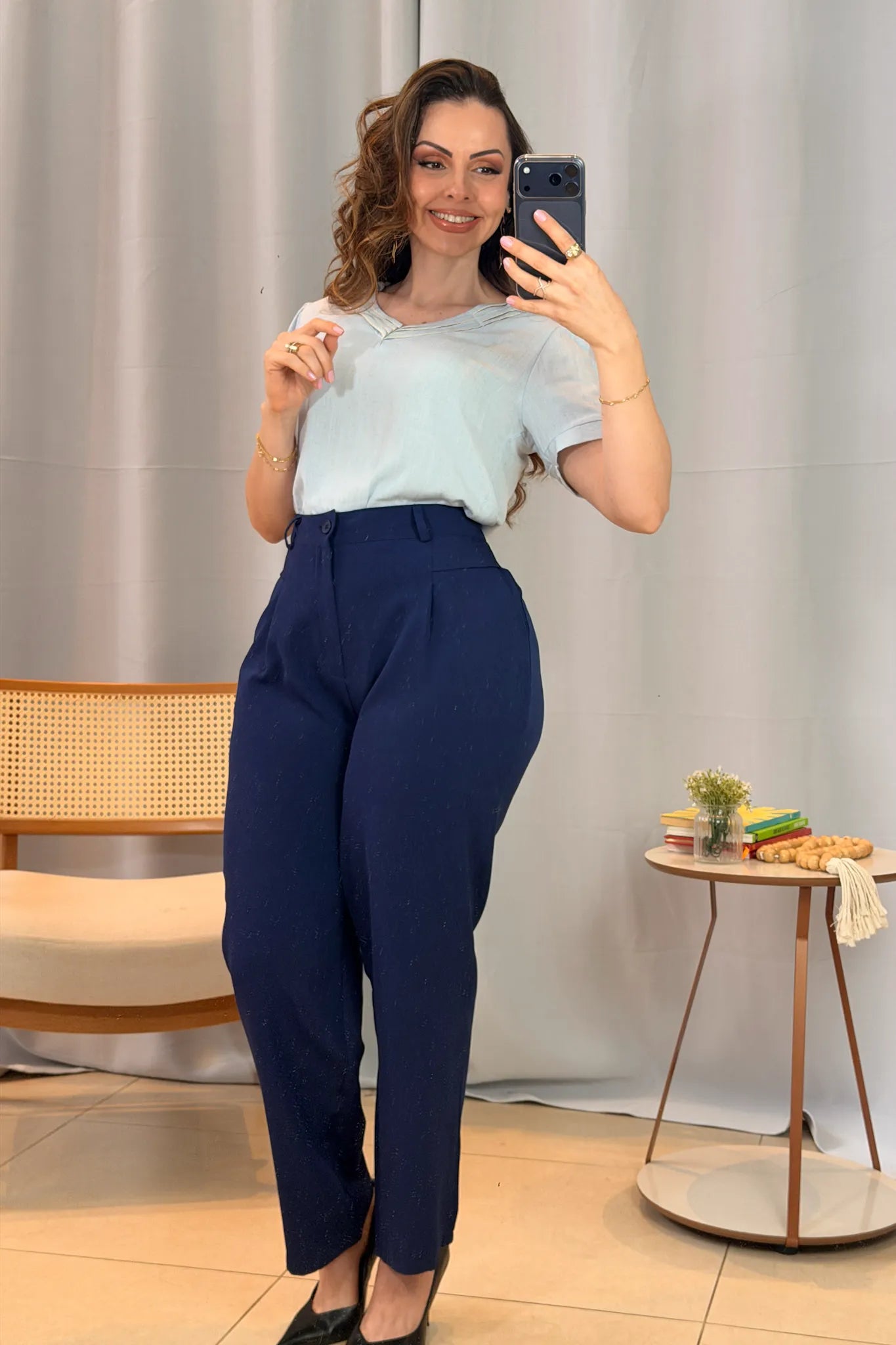 Conjunto: Blusa Manga Curta Detalhe Decote "V" Visco-Linho Marília Azul + Calça Corte Reto Alfaiataria Detalhe Bolso Adriana Esteves Azul Marinho