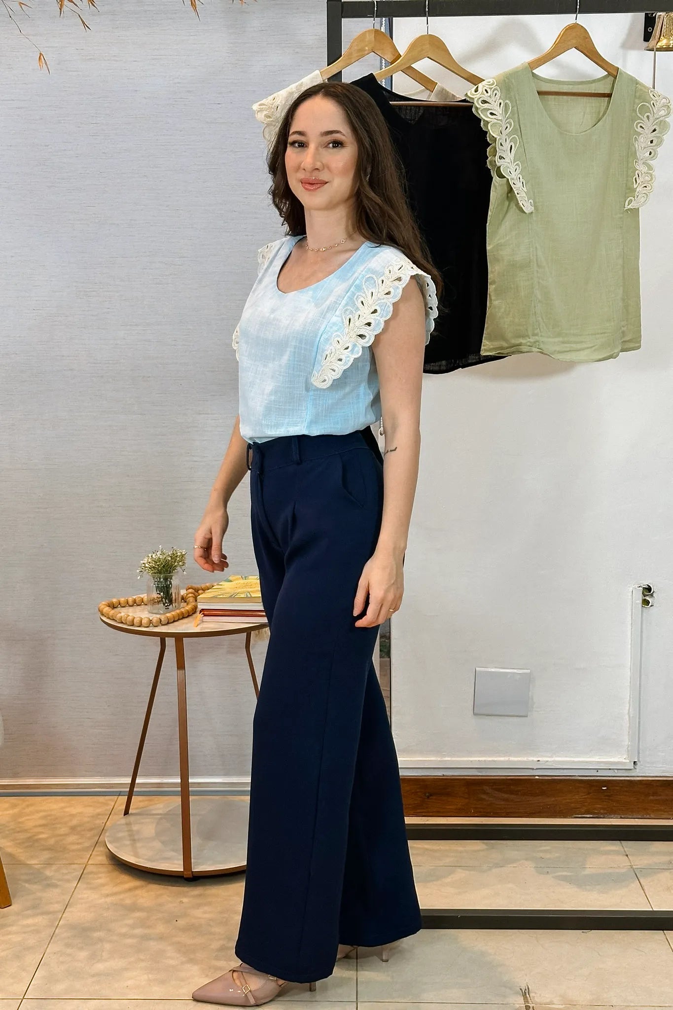 Conjunto: Blusa Regata Detalhe Bordado Em Visco Comfort Juliane Azul + Calça Corte Reto Detalhe Cinto Priscila Azul Marinho