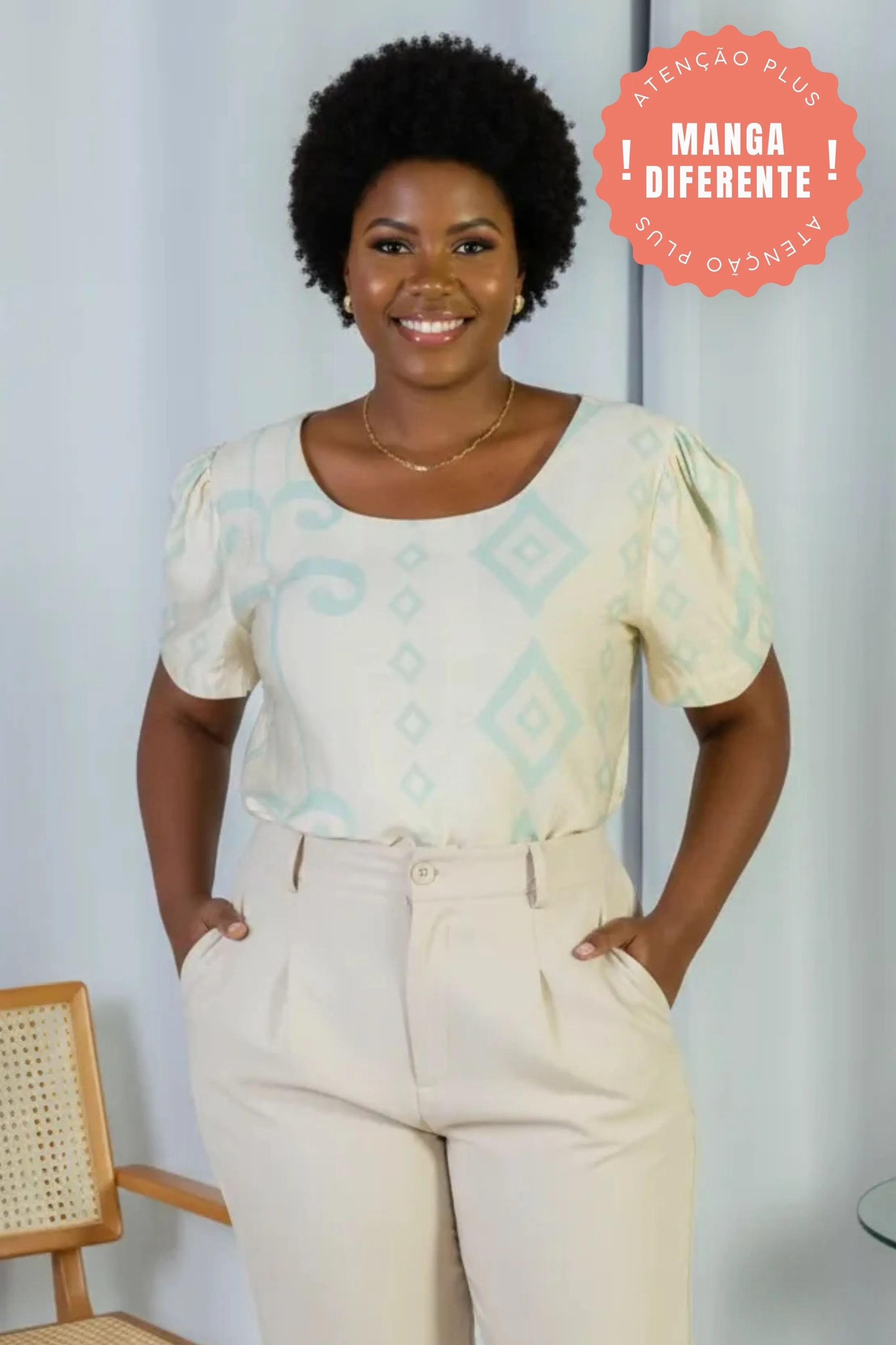 Blusa Manga Curta Detalhe Botão Vânia Estampada Azul Claro