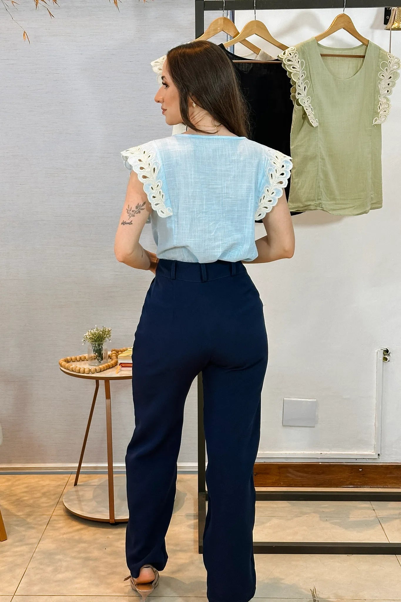 Conjunto: Blusa Regata Detalhe Bordado Em Visco Comfort Juliane Azul + Calça Corte Reto Detalhe Cinto Priscila Azul Marinho