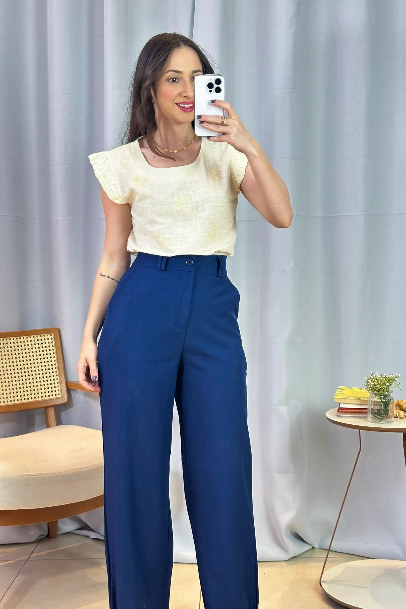 Conjunto: Blusa Manga Curta Em Algodão Textura Laise Michelle Bege + Calça Pantalona Alfaiataria Lux Detalhe Passador Grazi Massafera Azul Marinho