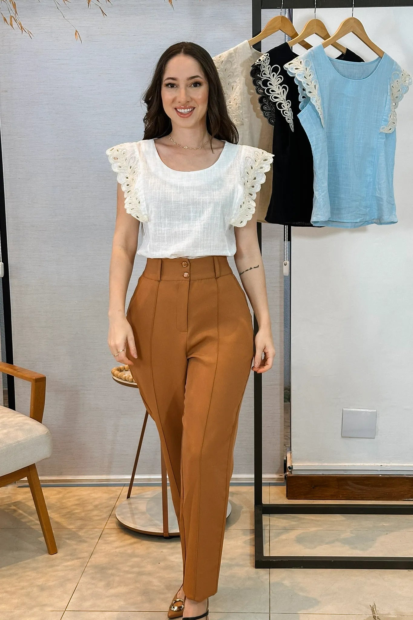 Conjunto: Blusa Regata Detalhe Bordado Em Visco Comfort Juliane Branca + Calça Corte Reto Alfaiataria Botão Duplo Pietra Marrom