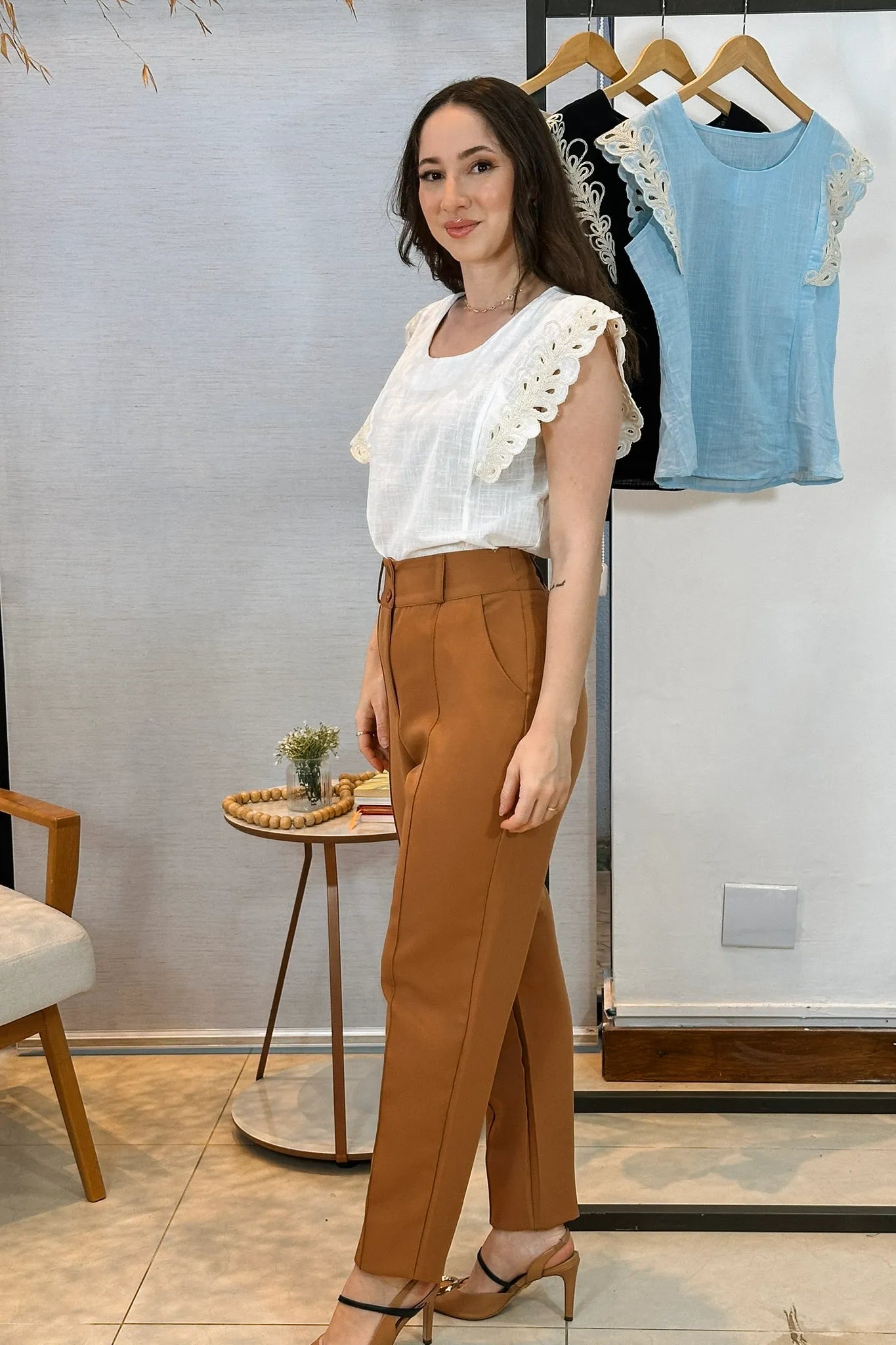 Conjunto: Blusa Regata Detalhe Bordado Em Visco Comfort Juliane Branca + Calça Corte Reto Alfaiataria Botão Duplo Pietra Marrom