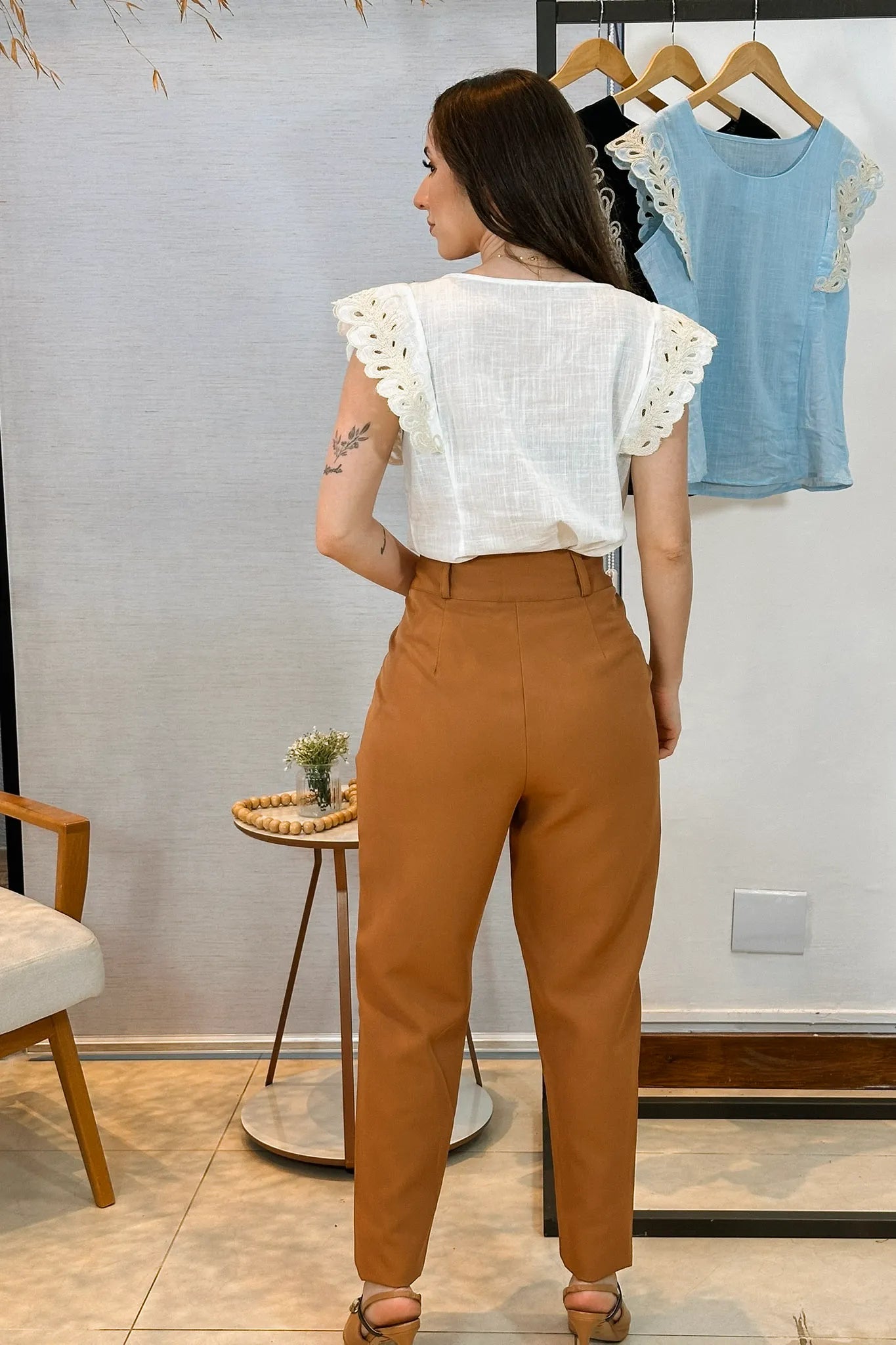 Conjunto: Blusa Regata Detalhe Bordado Em Visco Comfort Juliane Branca + Calça Corte Reto Alfaiataria Botão Duplo Pietra Marrom